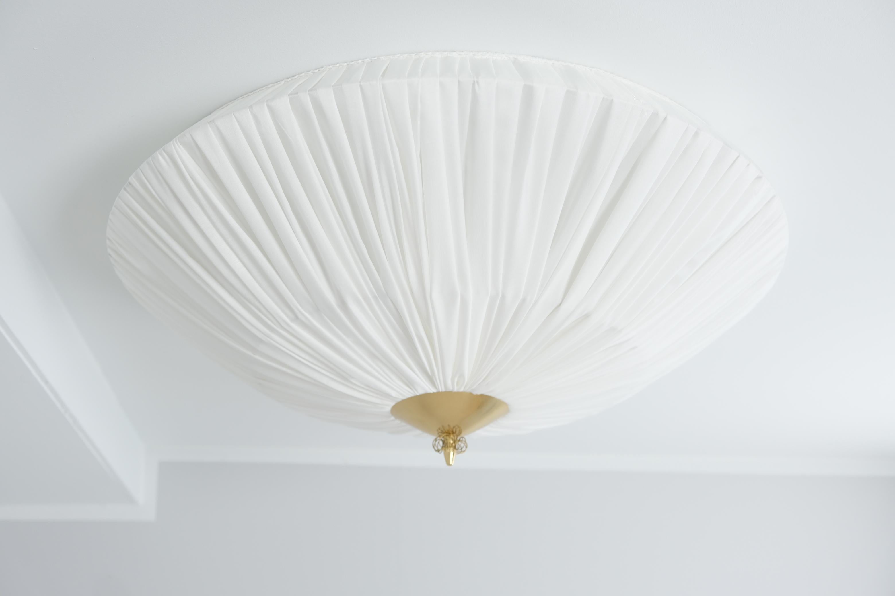 Les plafonniers vintage comme celui-ci ont été fabriqués par différentes entreprises en Finlande dans les années 1950. Itsu, tout comme Taito, Idman et Orno, comptait parmi les principaux fabricants de lampes de ce type en Finlande au milieu du