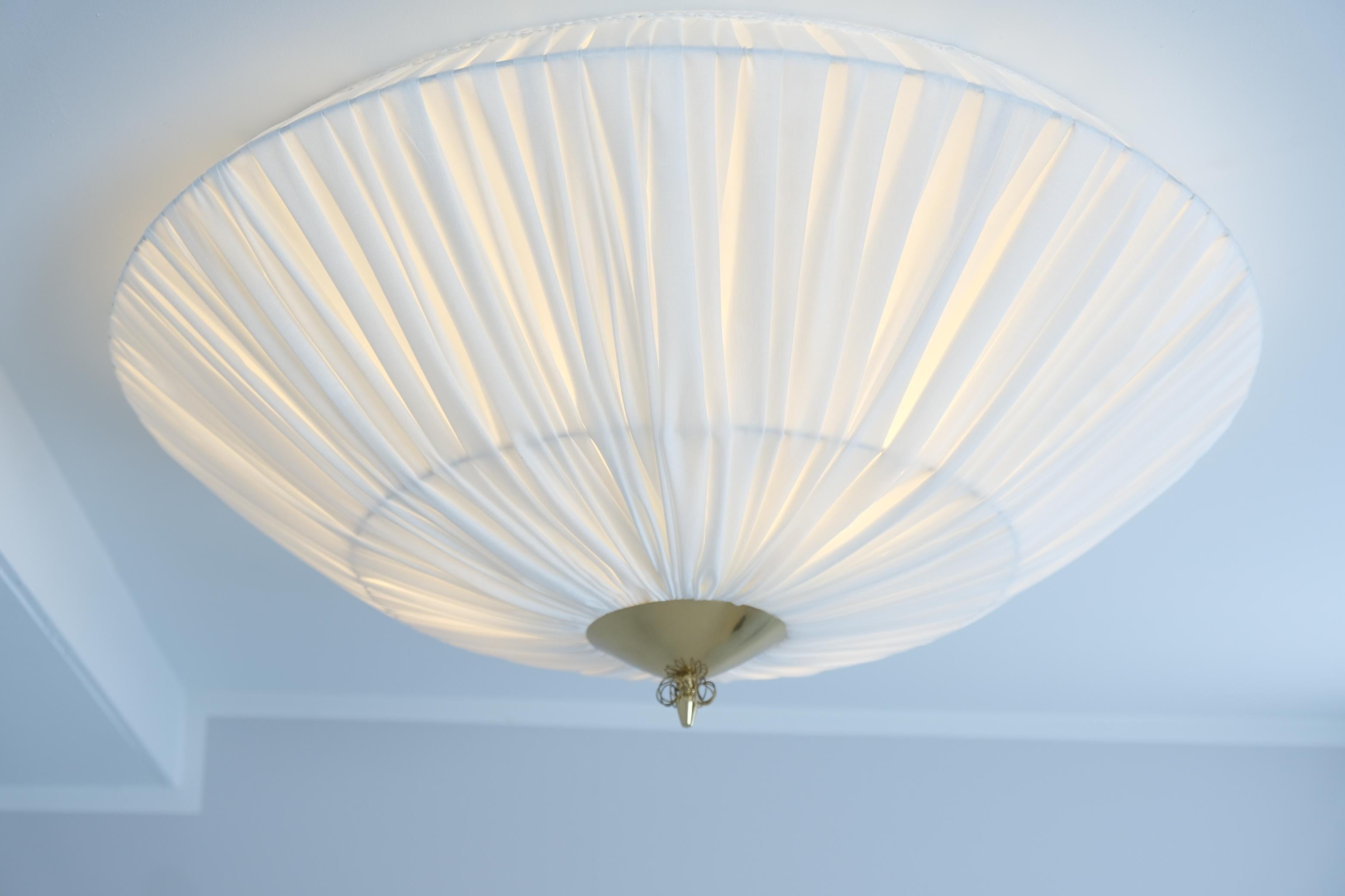 Mid-Century Modern Grand affleurant de design finlandais en laiton et textile blanc, modèle 75-002, années 1950 en vente