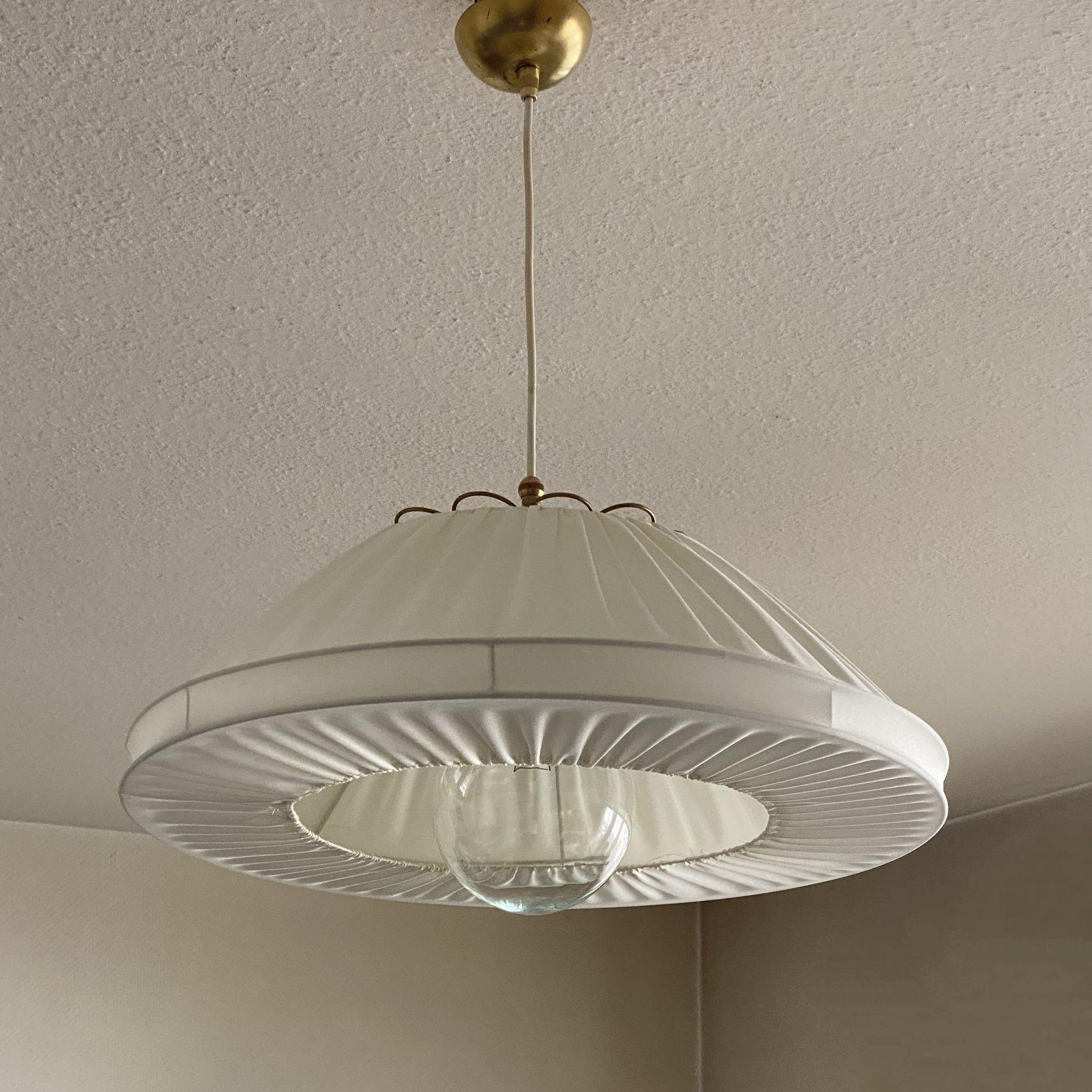 Grande ciondolo in tessuto d'ottone di design finlandese di metà secolo, Finlandia, anni '50 in vendita 5