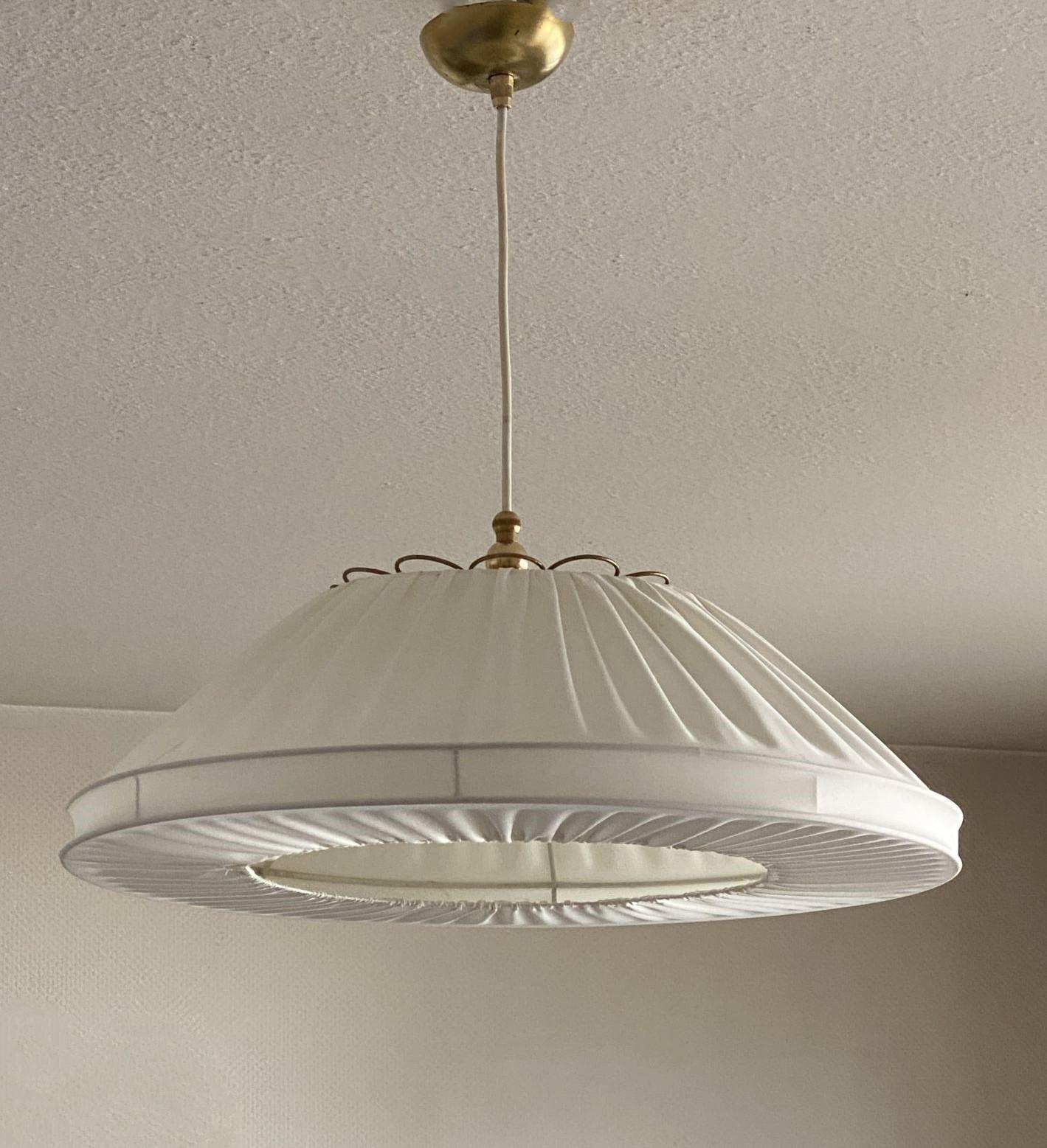 Mid-Century moderno Grande ciondolo in tessuto d'ottone di design finlandese di metà secolo, Finlandia, anni '50 in vendita