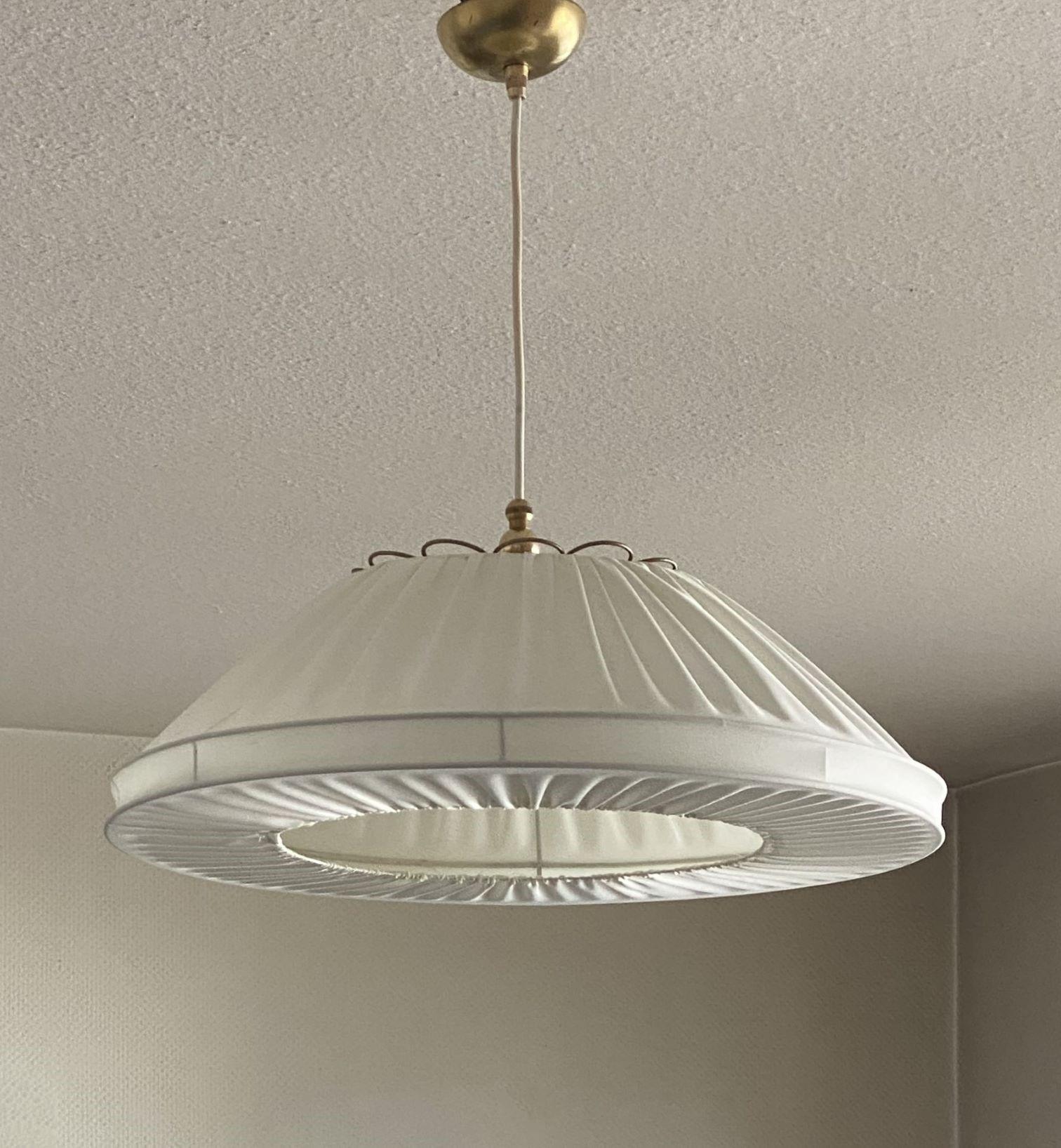 Finlandese Grande ciondolo in tessuto d'ottone di design finlandese di metà secolo, Finlandia, anni '50 in vendita