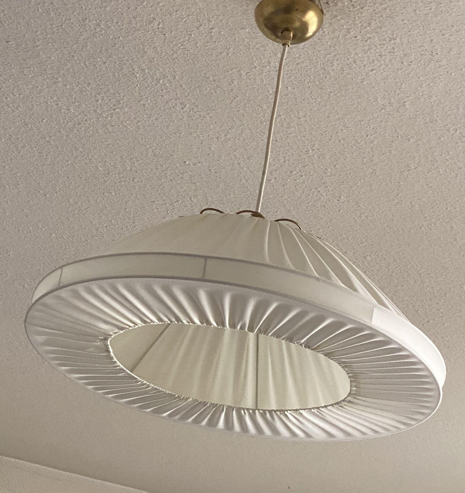 Ottone Grande ciondolo in tessuto d'ottone di design finlandese di metà secolo, Finlandia, anni '50 in vendita