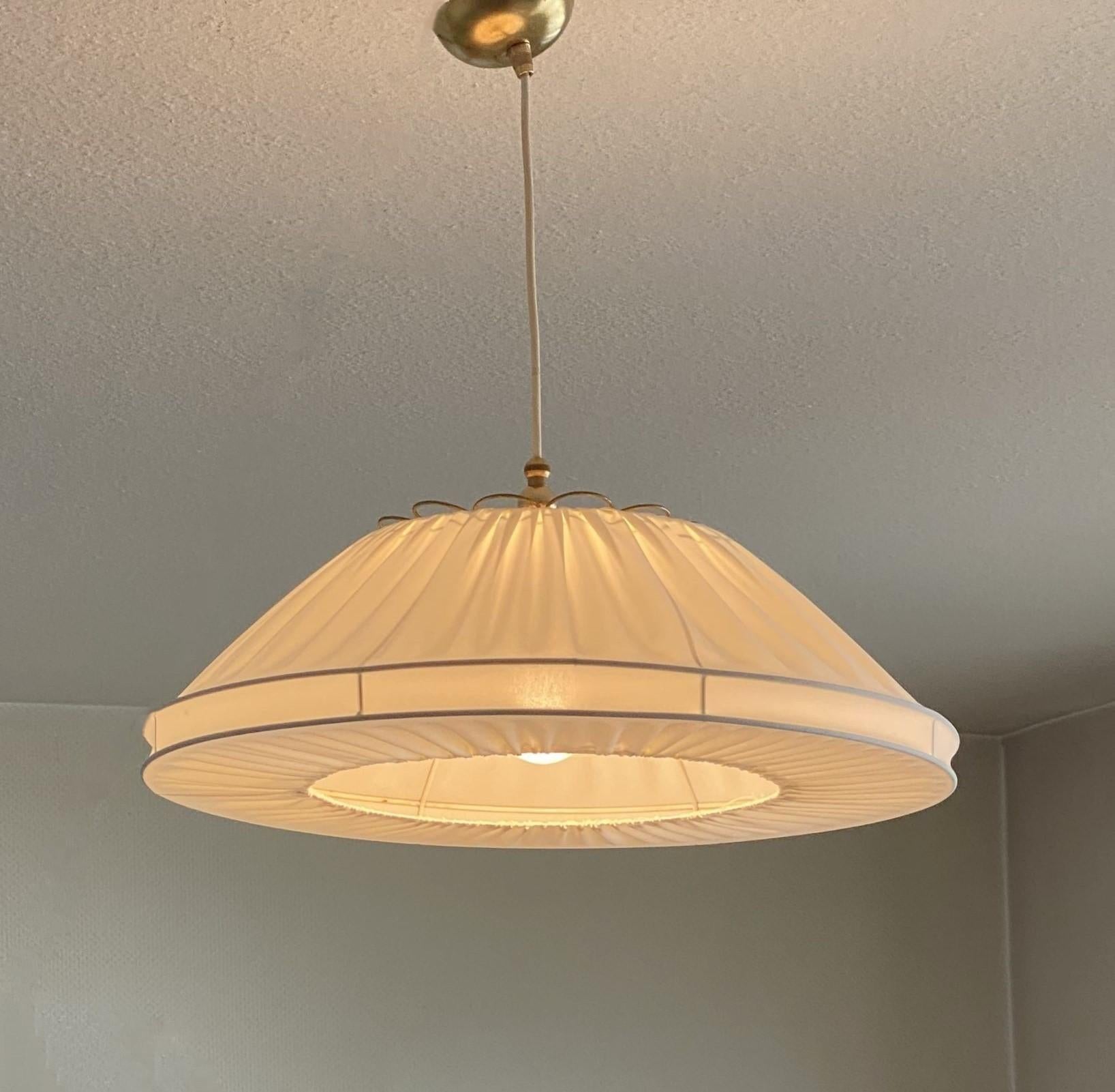 Grande ciondolo in tessuto d'ottone di design finlandese di metà secolo, Finlandia, anni '50 in vendita 1