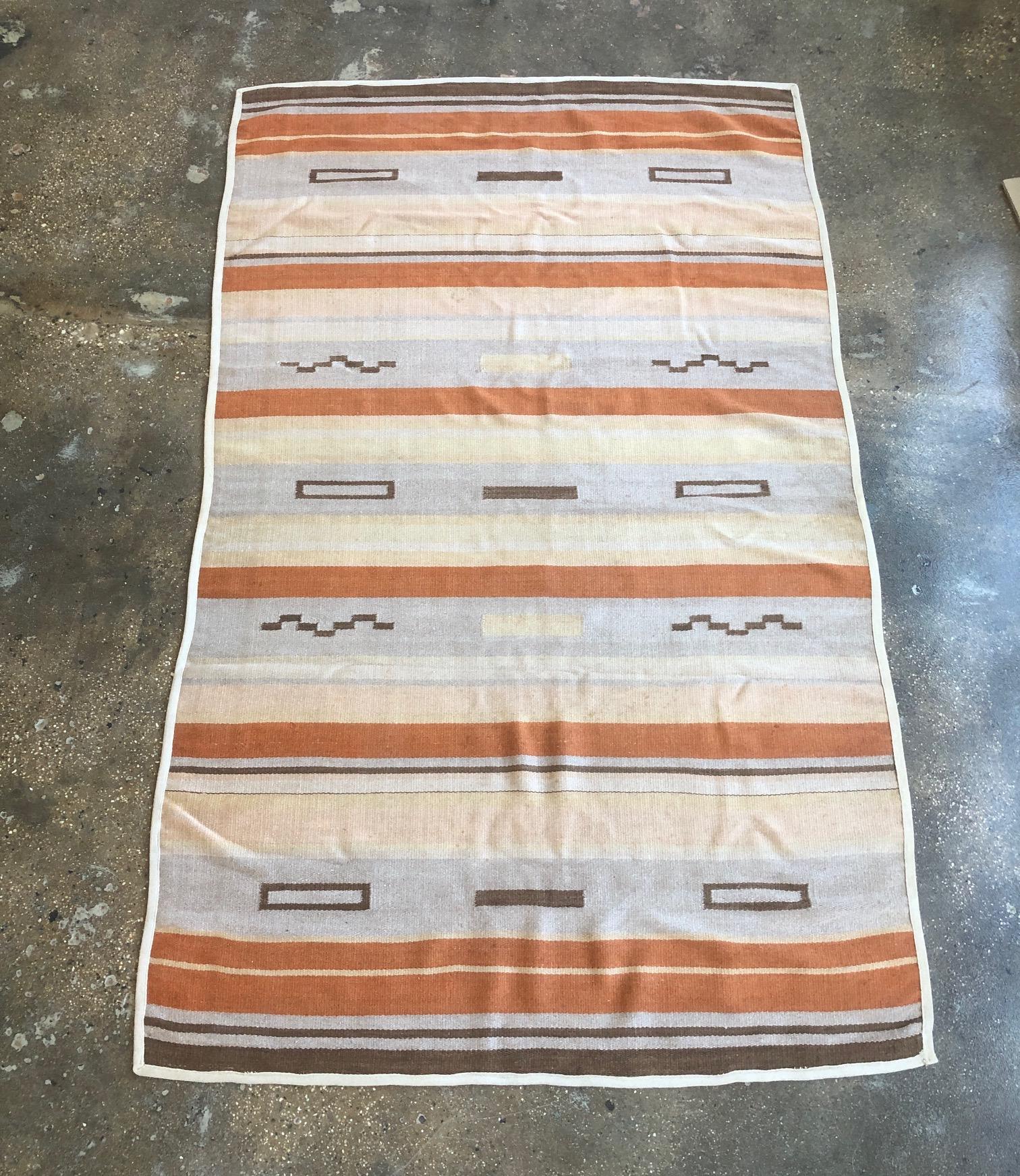Flat wave rug made in Finland. Circa 1930th.
Wear consistent with age and use. Some stains, trace of repair.
Dimensions 9'10