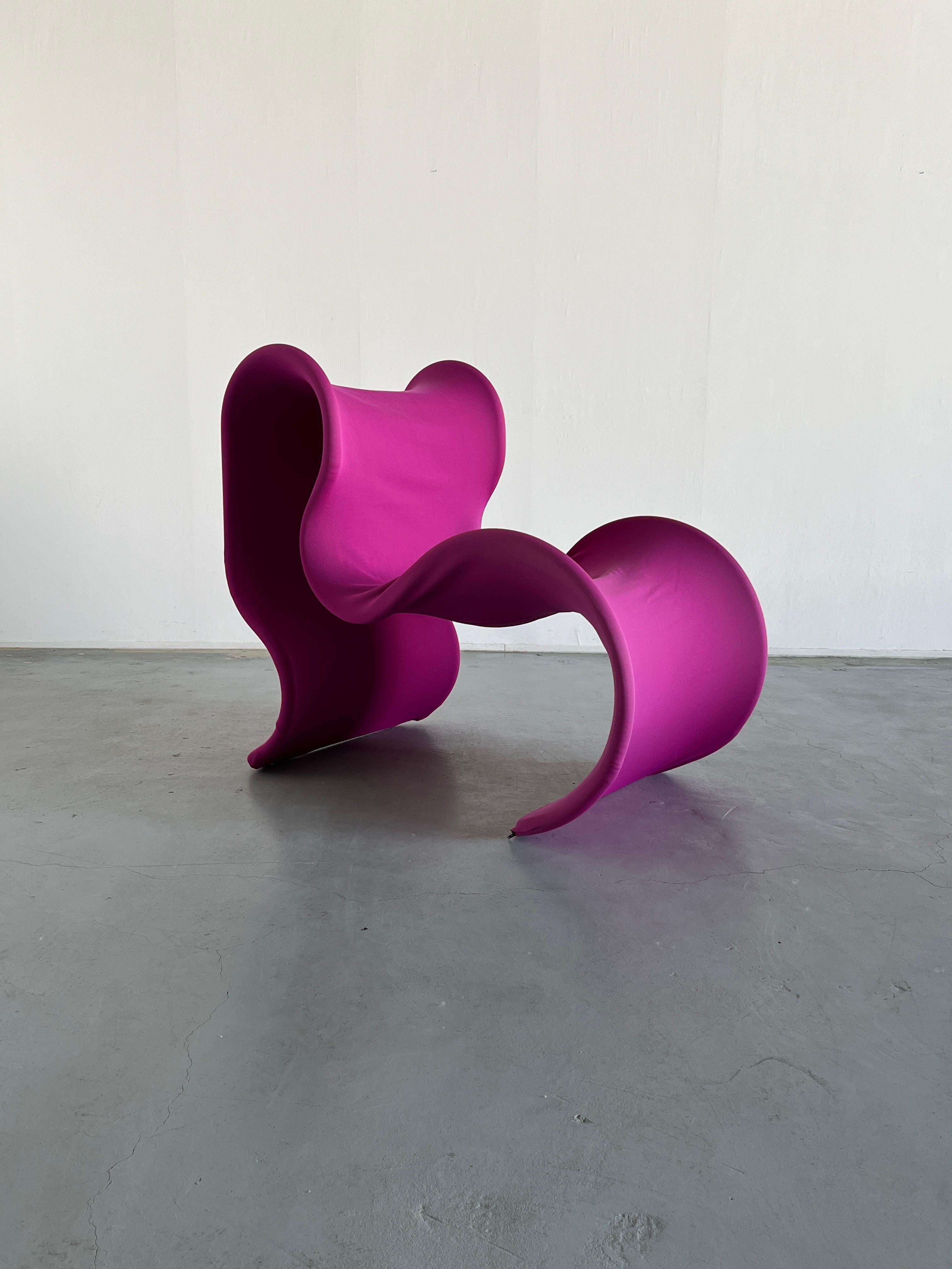 Beautiful Fiocco lounge chair produced by Busnelli, born in 1970 from the design by Gianni Pareschi.
Two metal profiles run parallel describing in space wide and sinuous lines. Between them is placed an elastic fabric of a bright pink color that