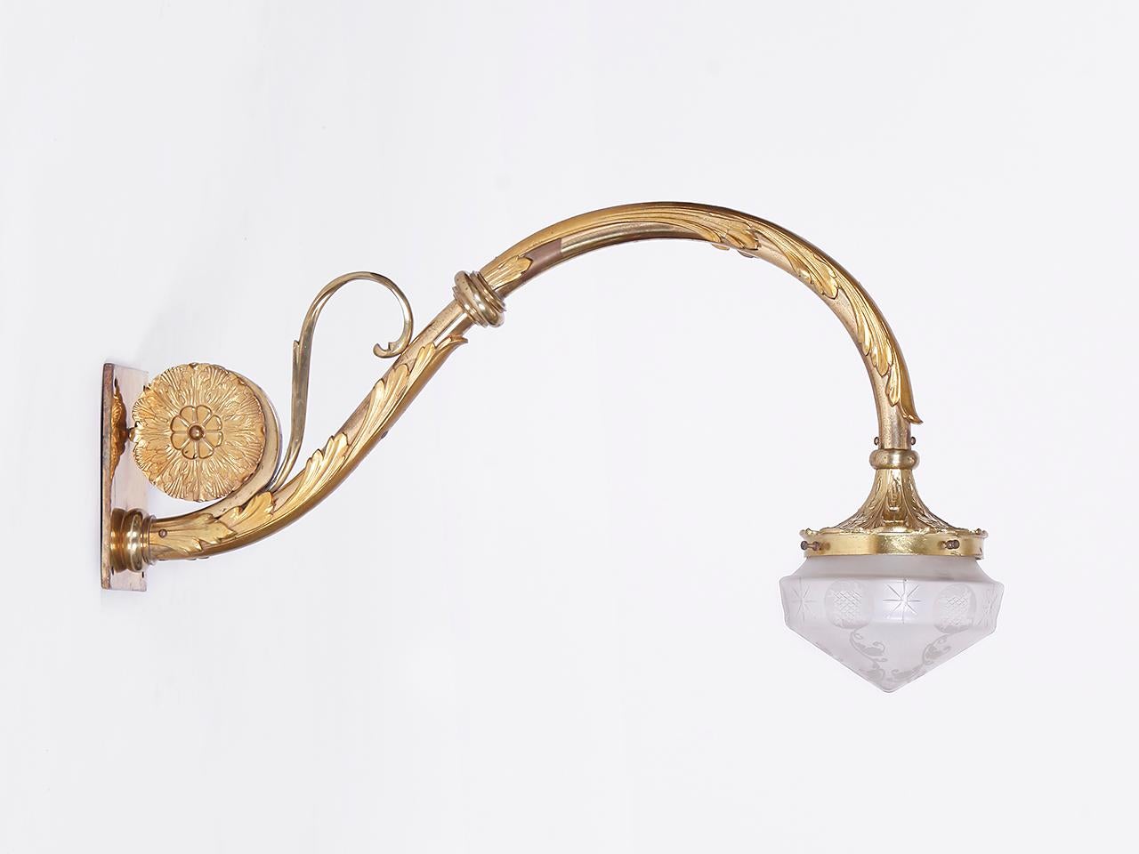 Este gran aplique pesado de bronce dorado al fuego se fabricó en la República Checa a finales del siglo XIX.
Originaria de un teatro de Praga. Muy buen estado original con
vidrio grabado. La lámpara sobresale 80 cm en el espacio. Recién