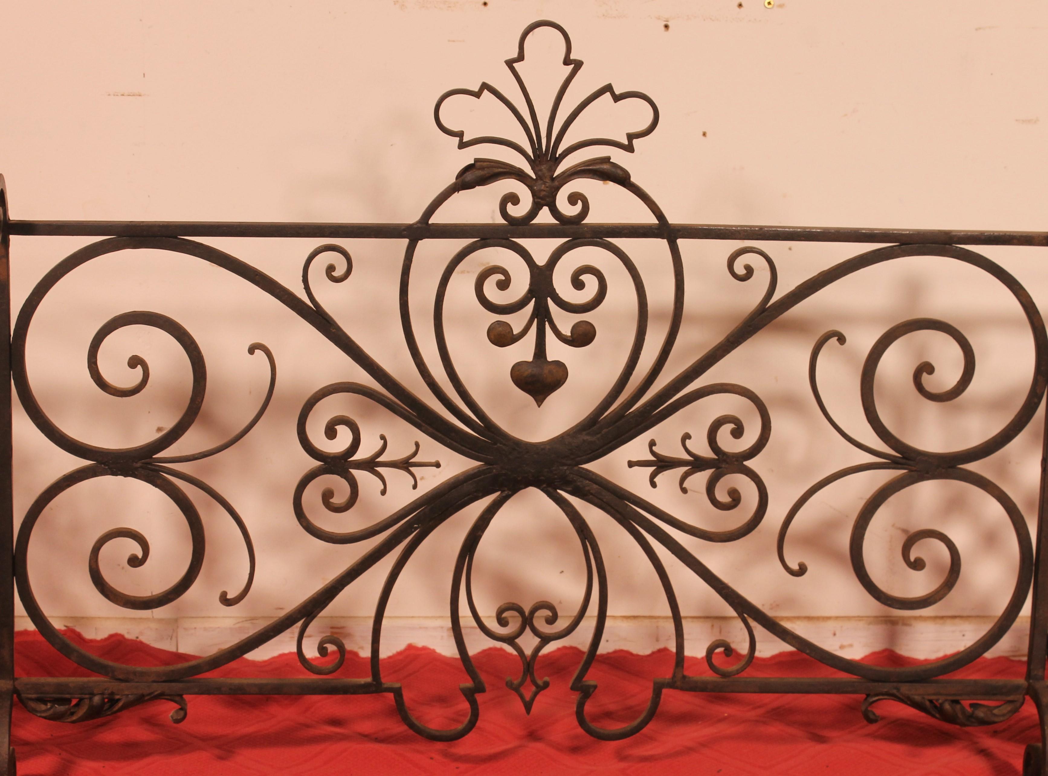 Exceptional wrought iron fire screen from the end of the 19th century Louis XV style 
Very beautiful wrought iron work with scrolls and flower  motifs
slightly curved which is very elegant
Very beautiful patina and in superb condition