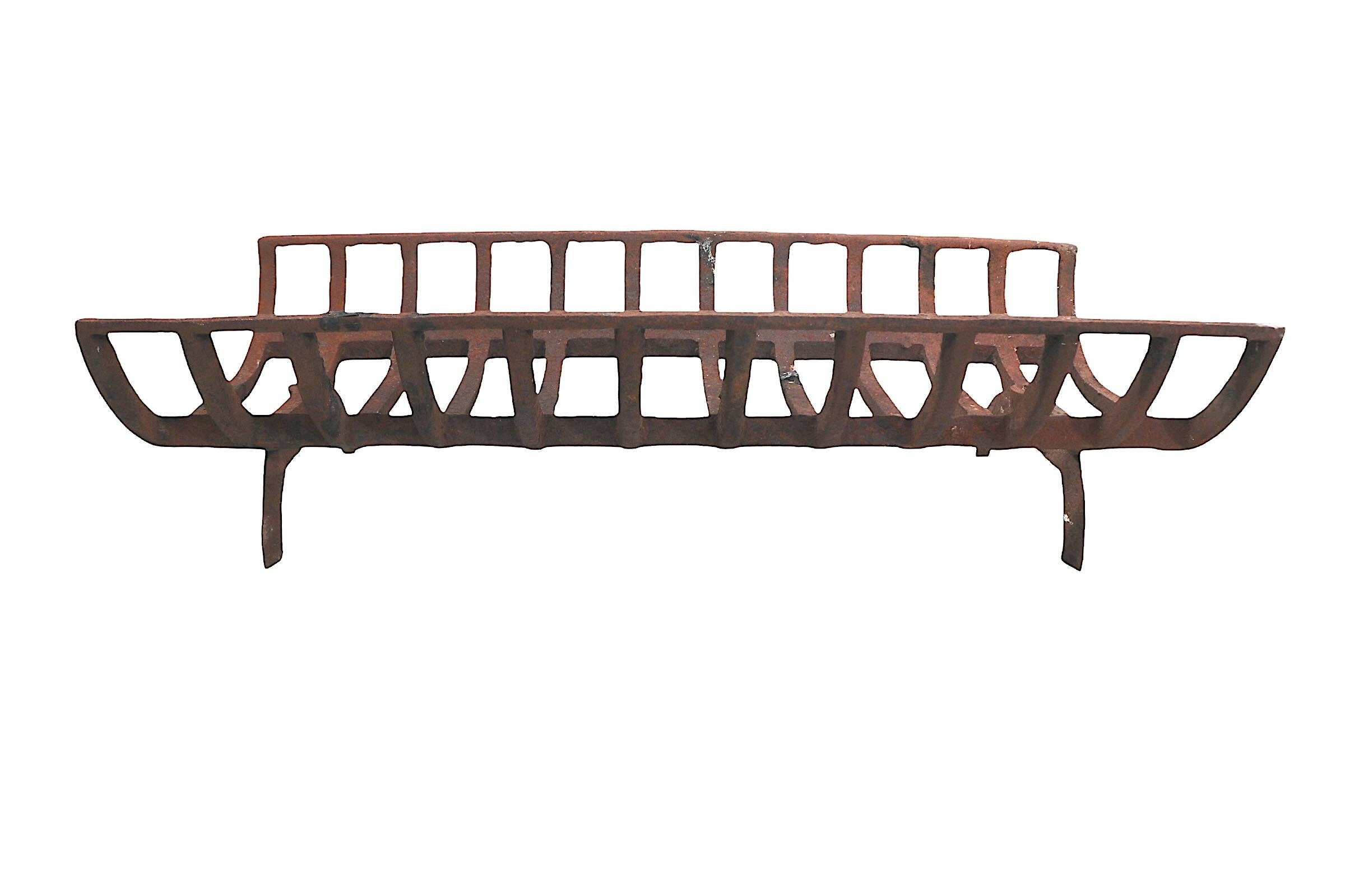 Grille de cheminée en fonte extra large et inhabituelle, porte-bûches. Cette superbe grille est fabriquée en fonte, sa structure est saine et robuste, elle ne présente aucune réparation ou dommage.  La surface présente des traces de rouille sur