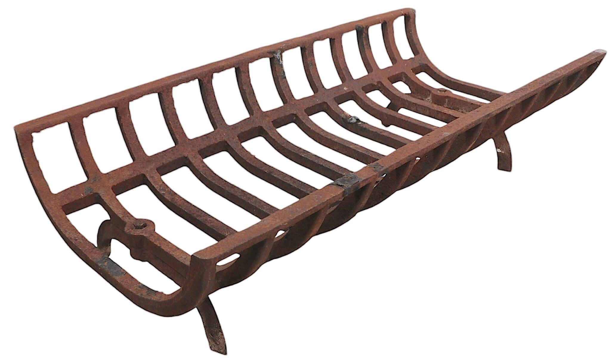 Industriel Grande grille porte-bûches de cheminée en vente