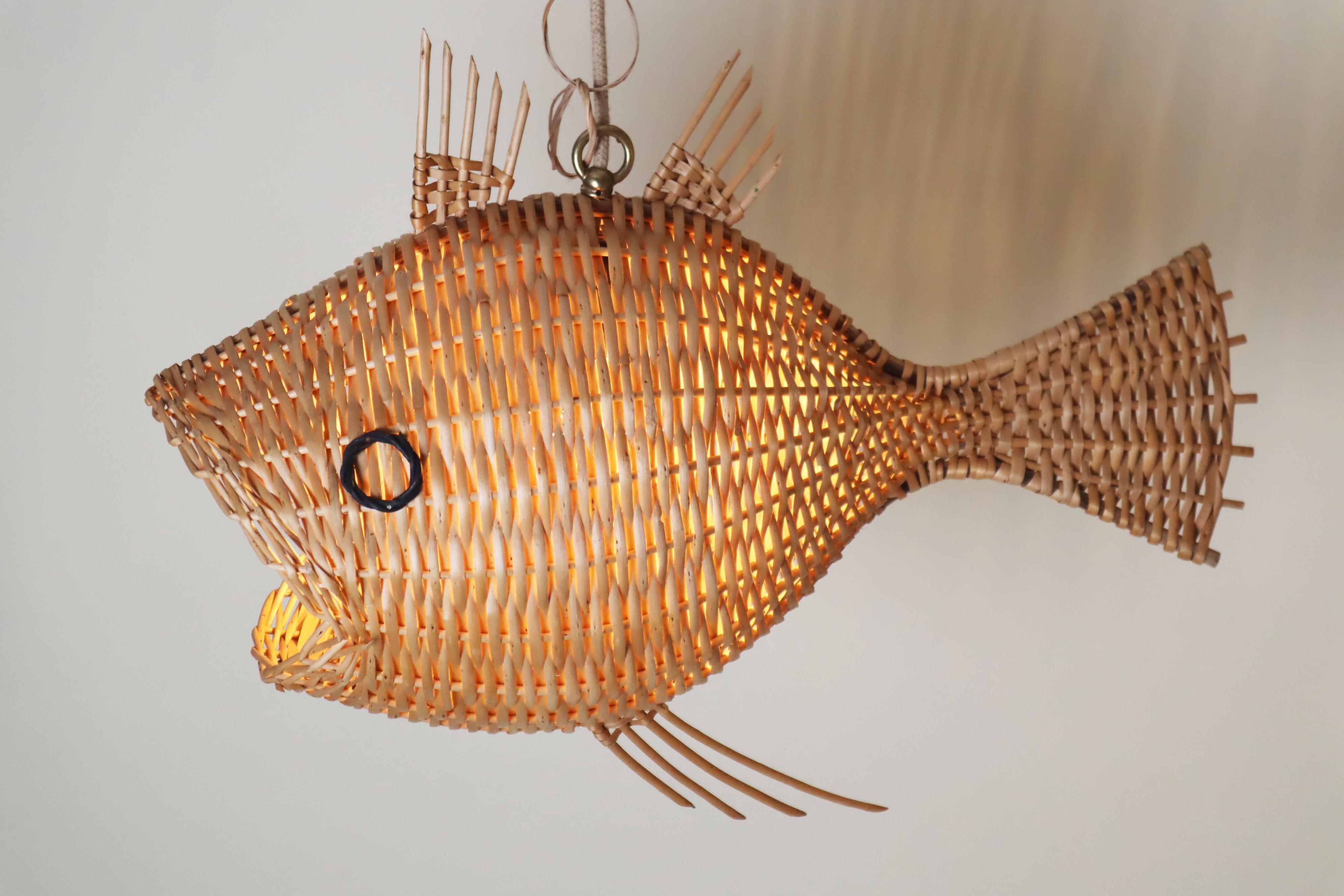 Grande lampe suspendue en forme de poisson, tressée en rotin, France, années 1970 en vente 2