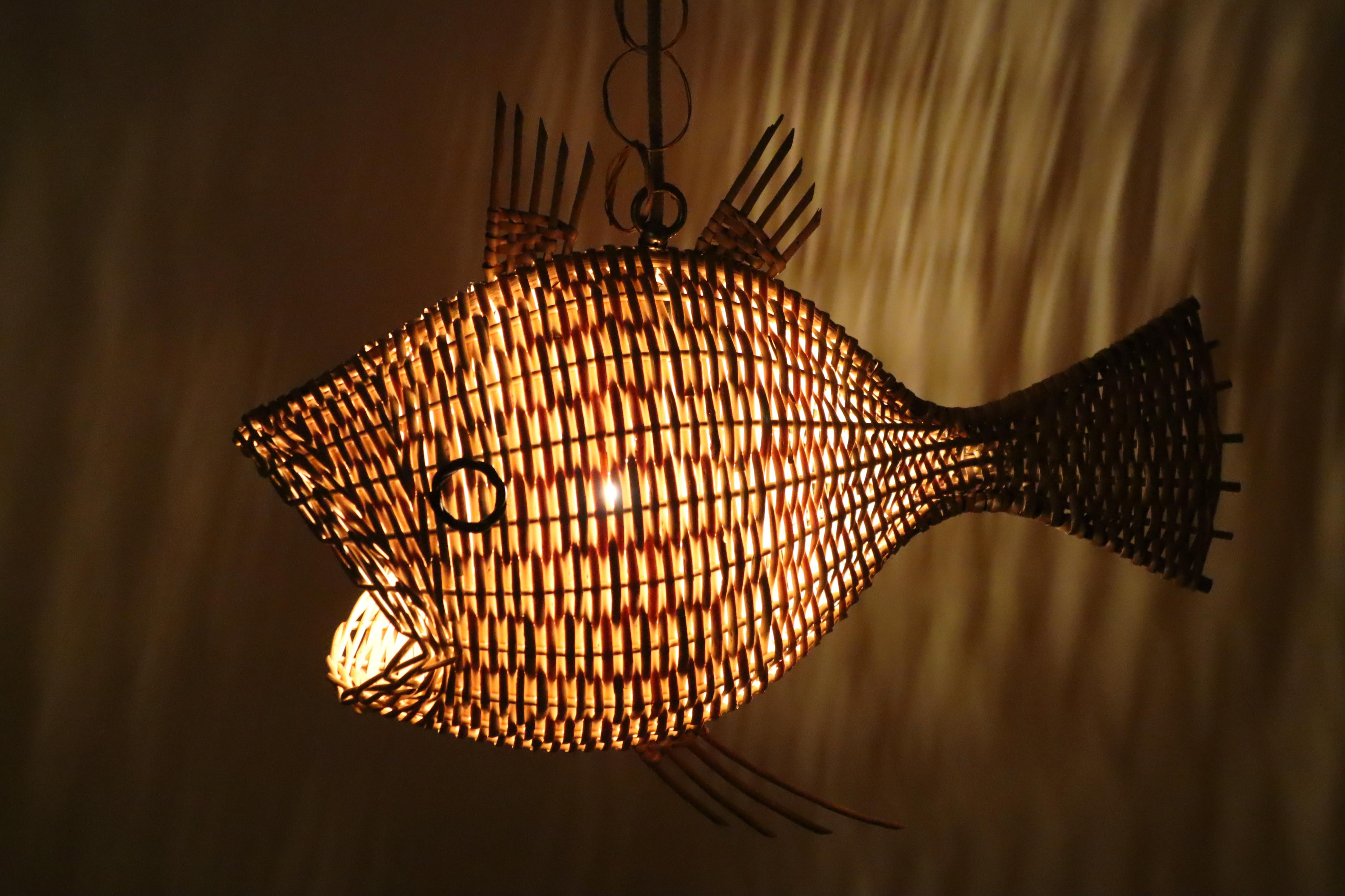 Grande lampe suspendue en forme de poisson, tressée en rotin, France, années 1970 en vente 3