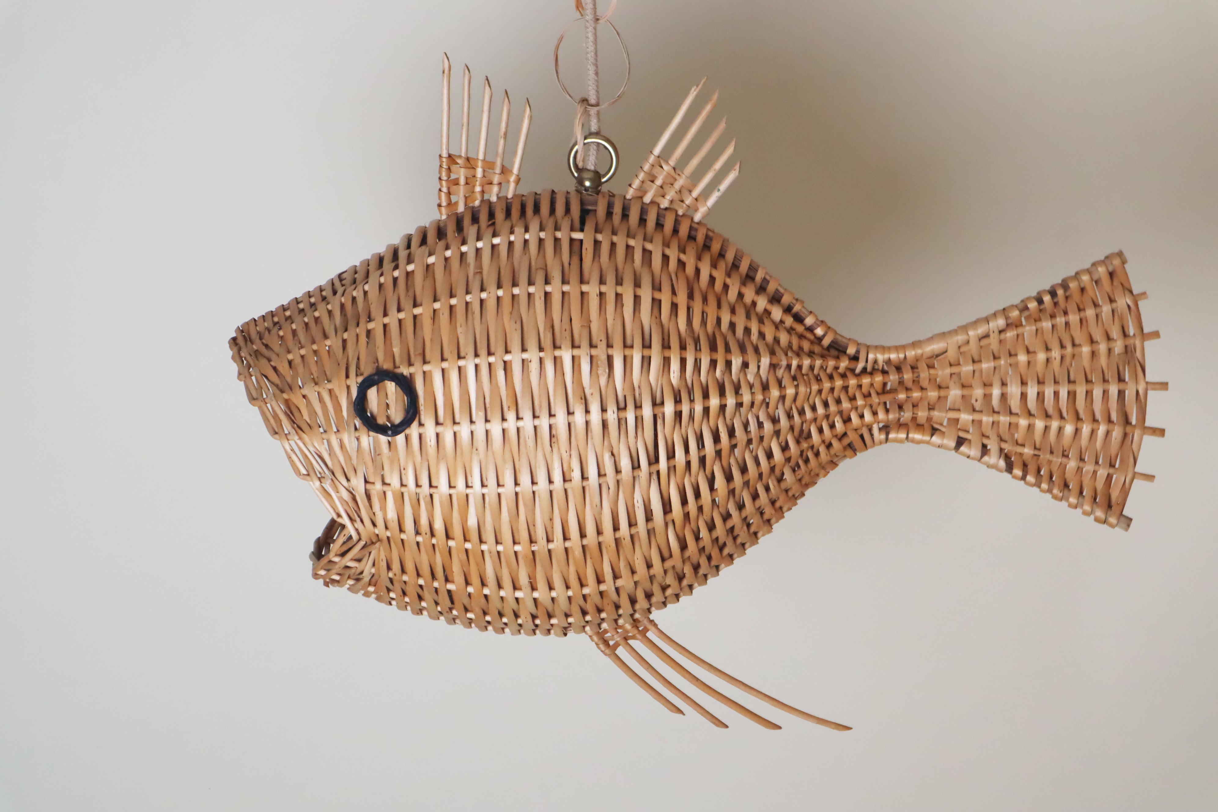 Grande lampe suspendue en forme de poisson, tressée en rotin, France, années 1970 en vente 4