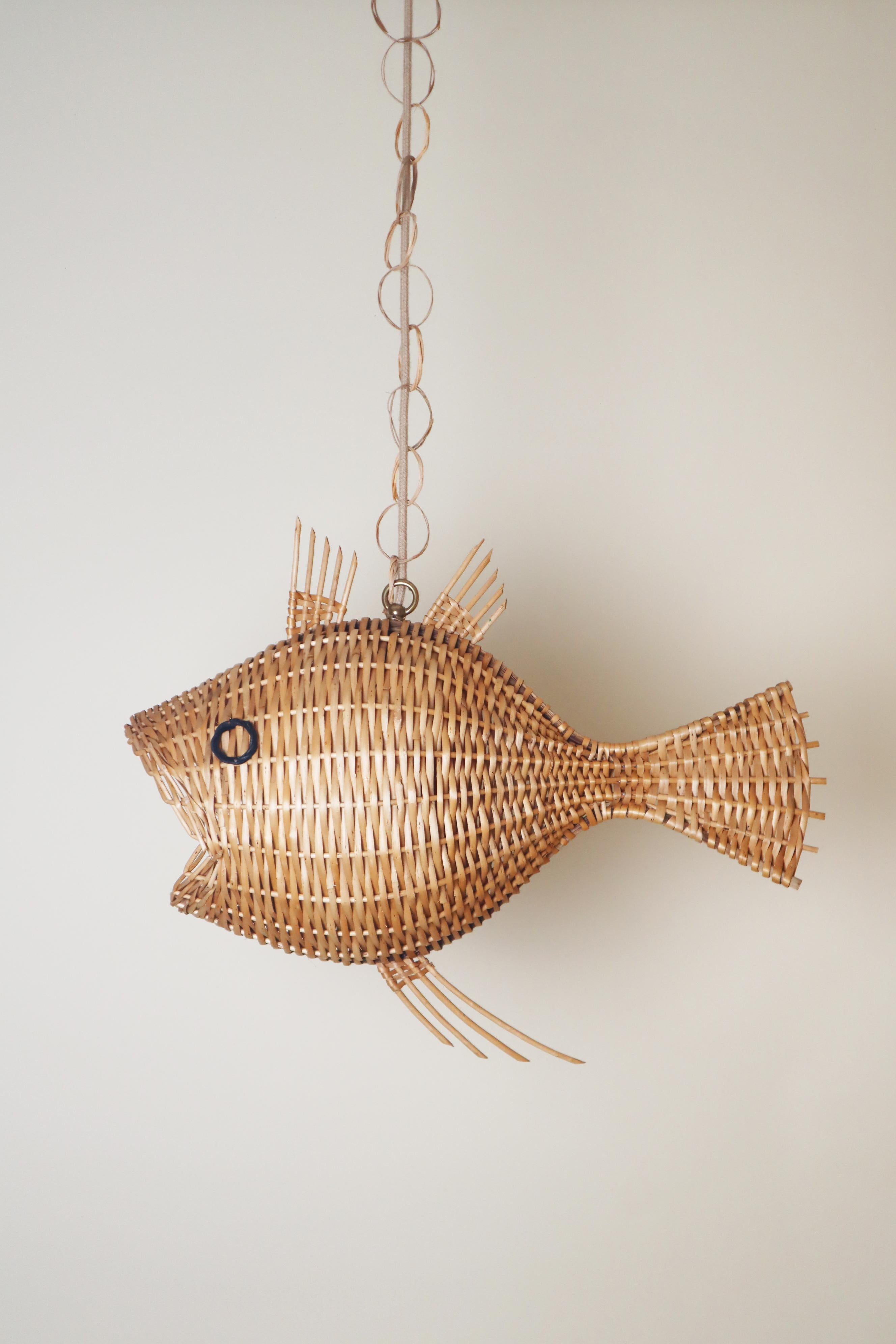 Grande lampe suspendue en forme de poisson, tressée en rotin, France, années 1970 en vente 5