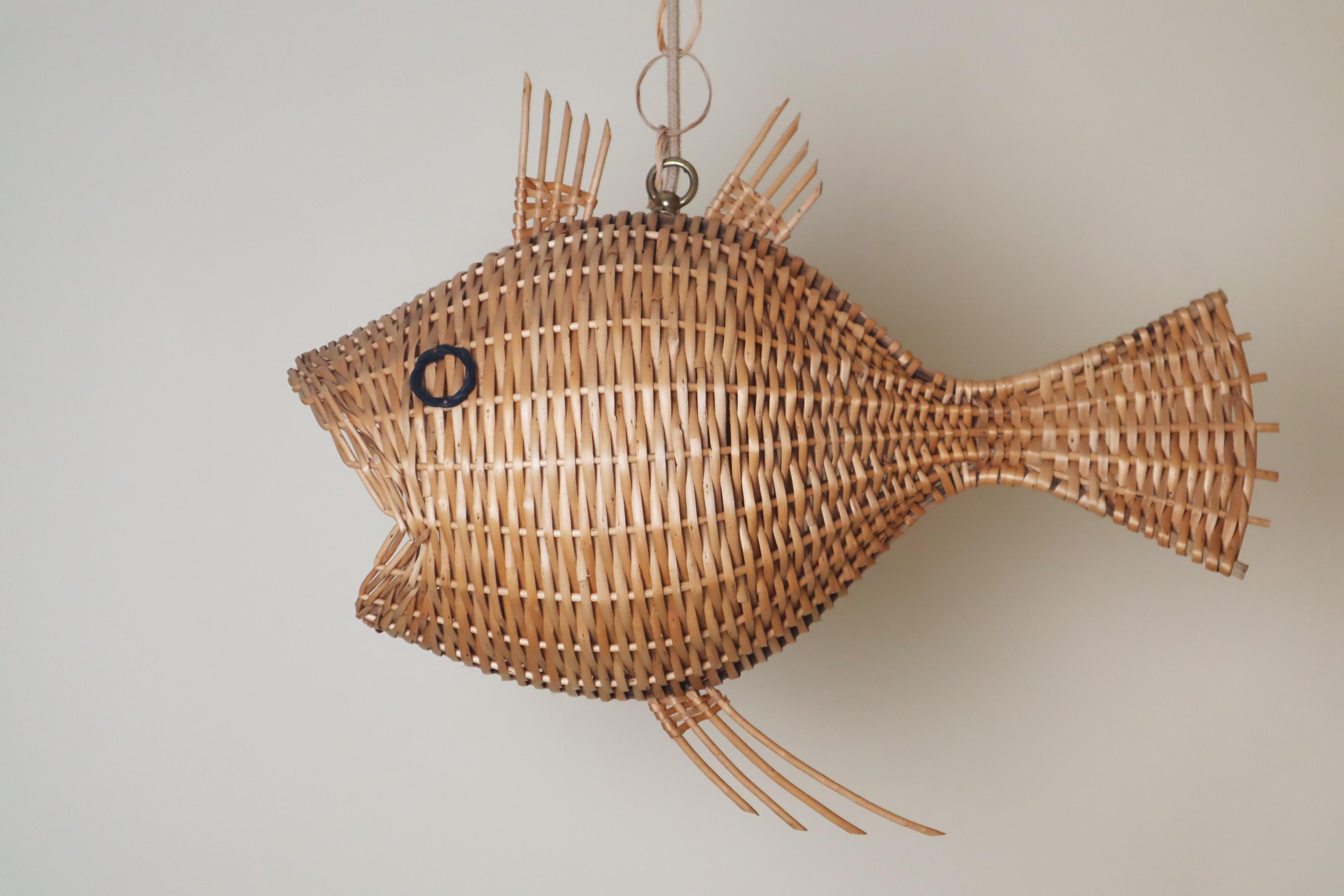 Grande lampe suspendue en forme de poisson, tressée en rotin, France, années 1970 en vente 6