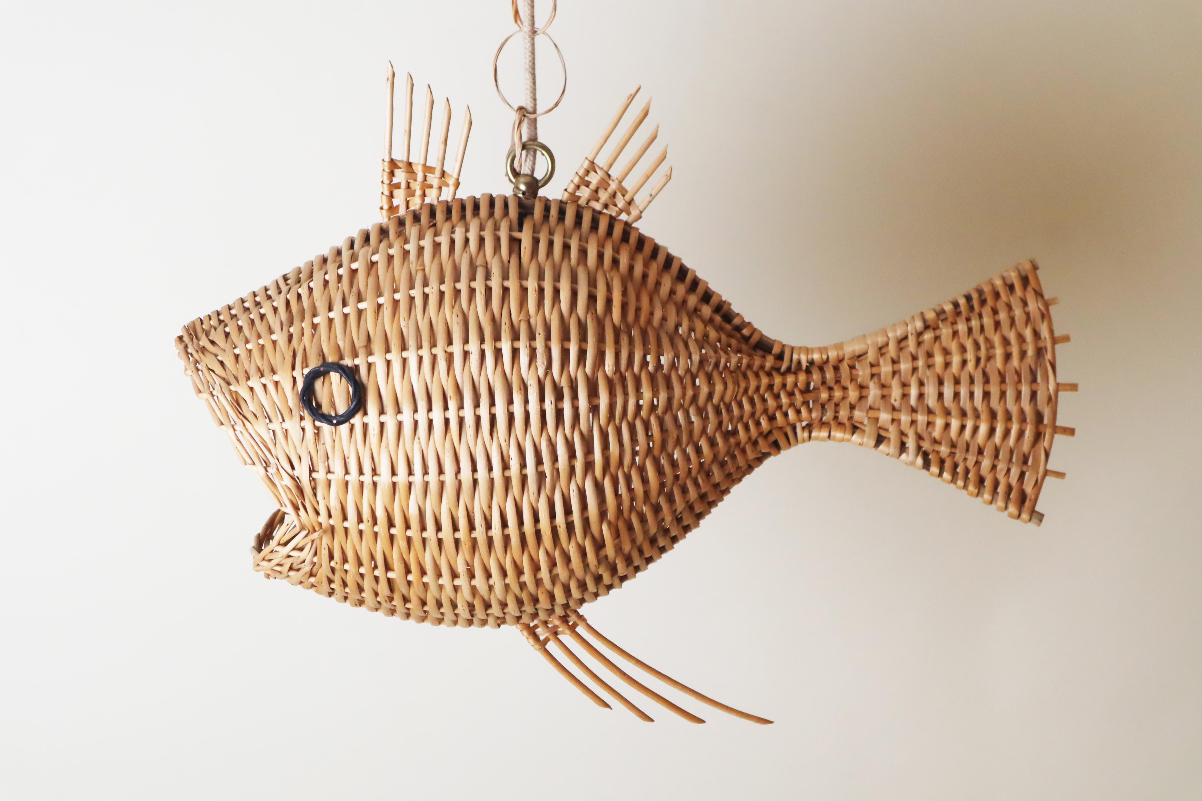 Grande lampe suspendue en forme de poisson, tressée en rotin, France, années 1970 en vente 7