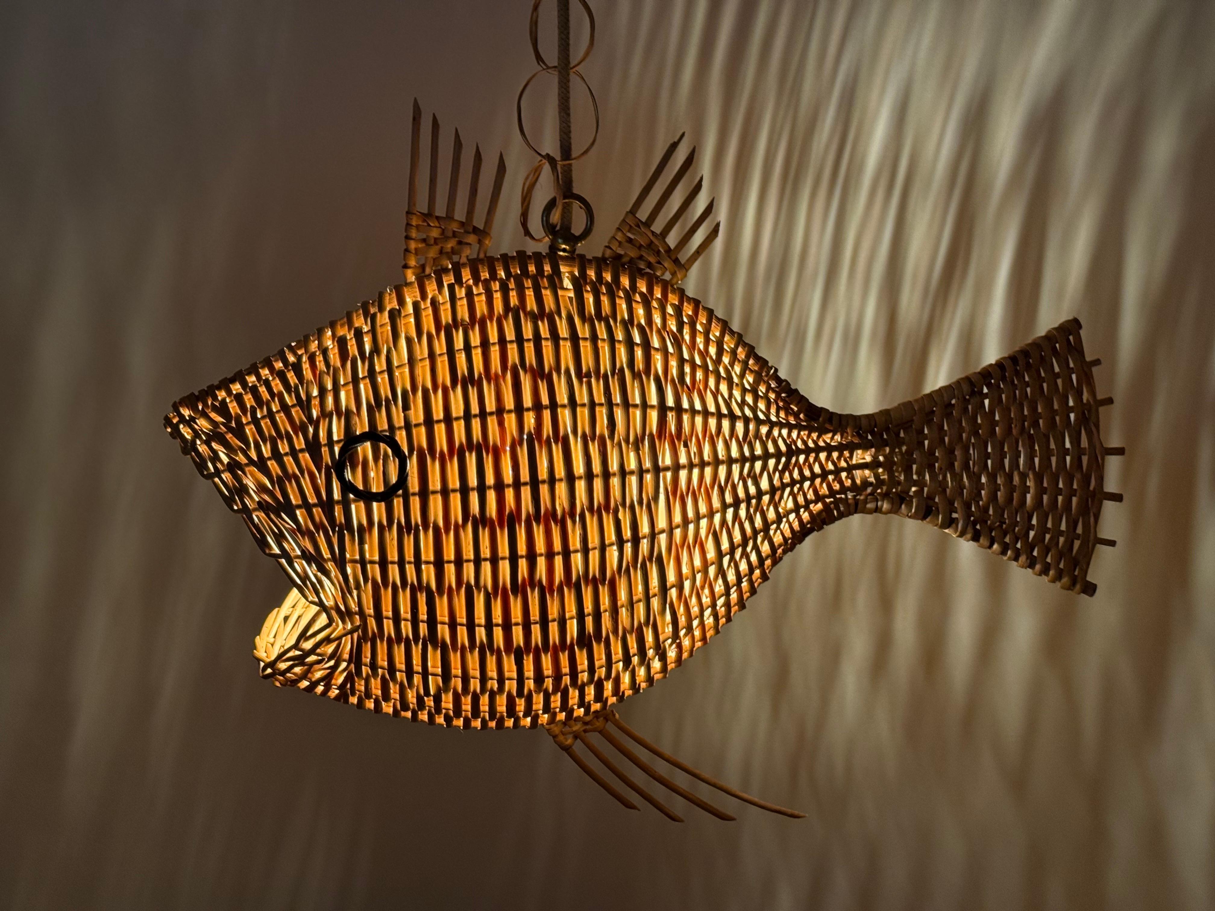 Grande lampe suspendue en forme de poisson, tressée en rotin, France, années 1970 en vente 8