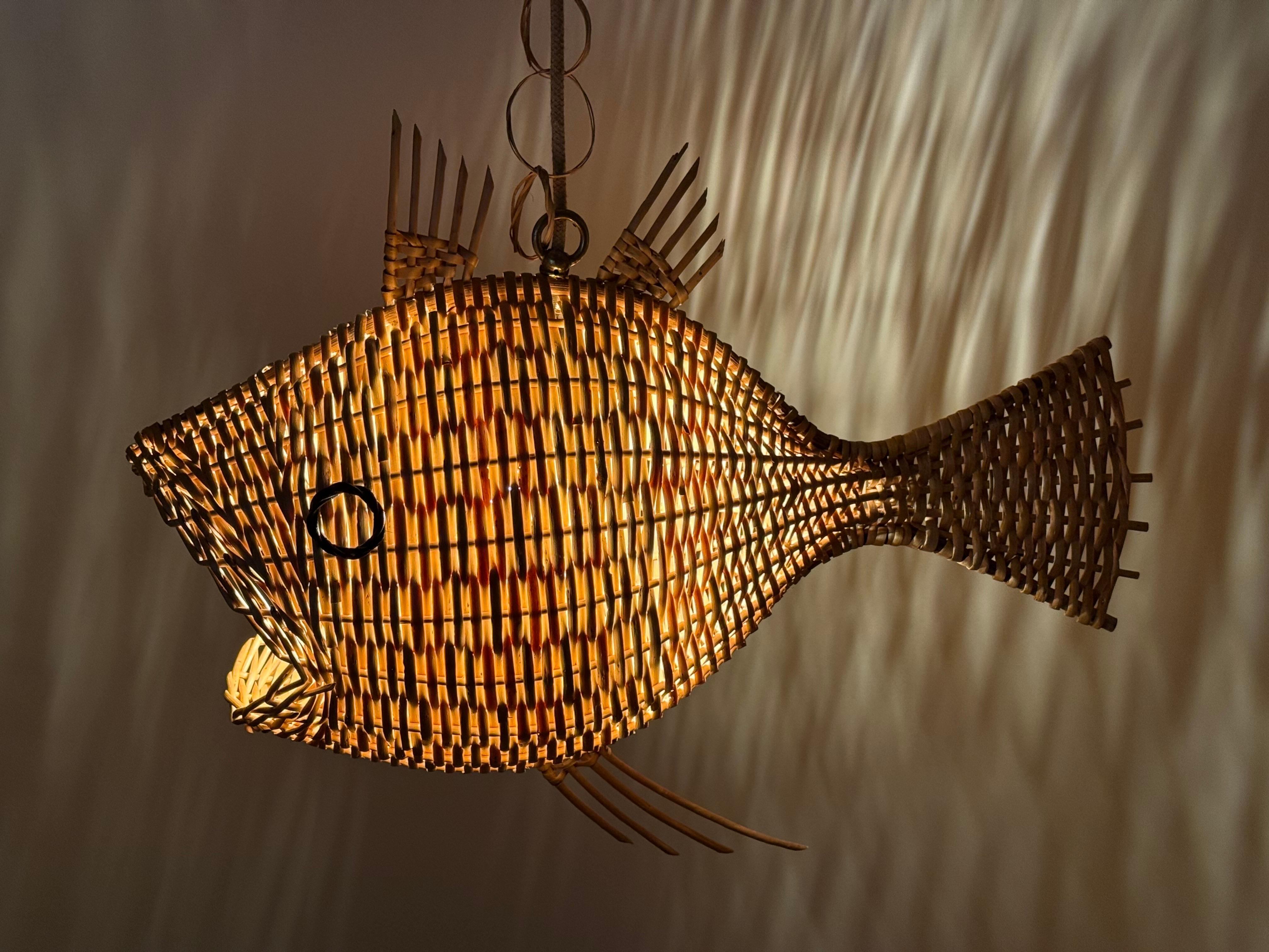 Grande lampe suspendue en forme de poisson, tressée en rotin, France, années 1970 en vente 9