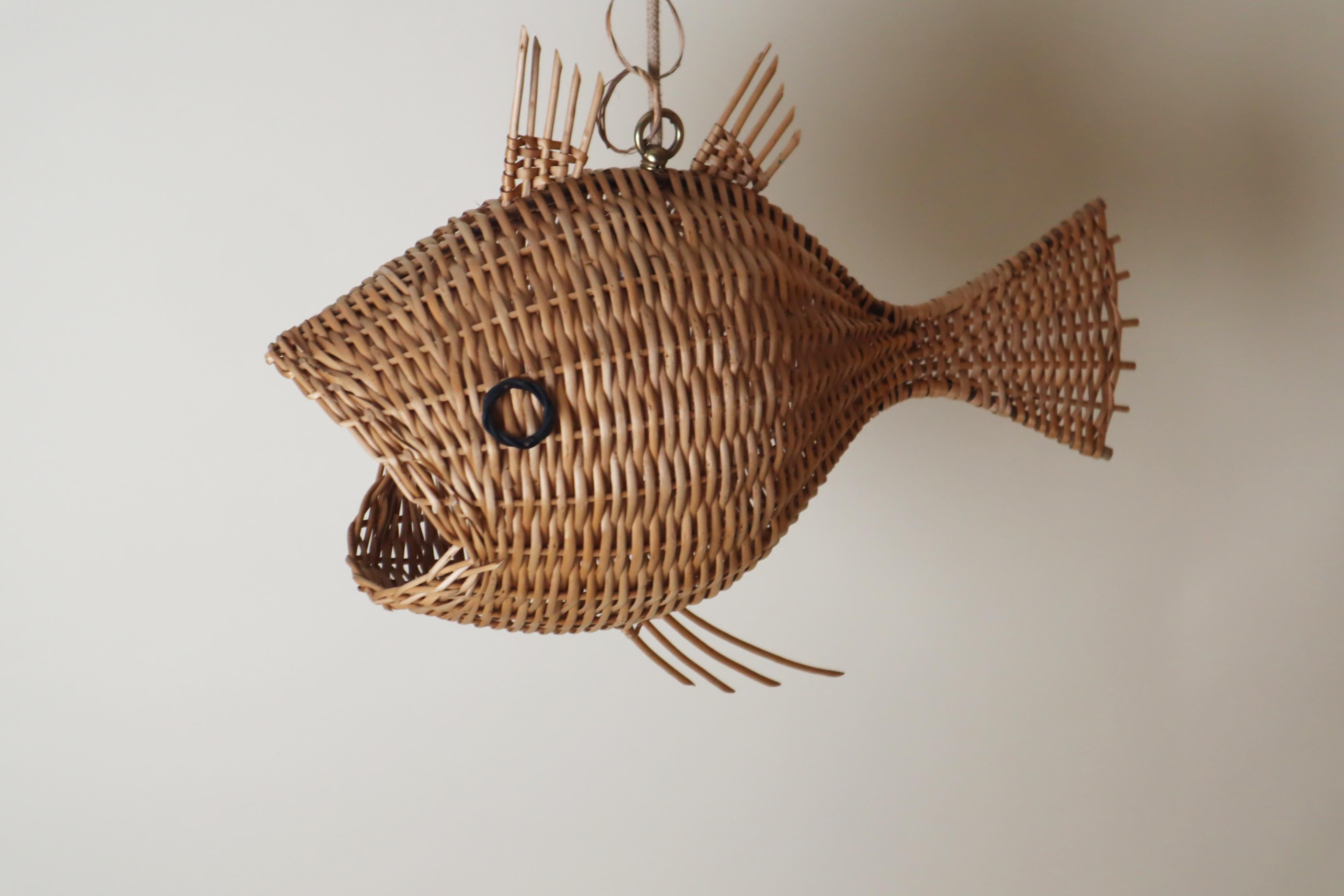 Fait main Grande lampe suspendue en forme de poisson, tressée en rotin, France, années 1970 en vente
