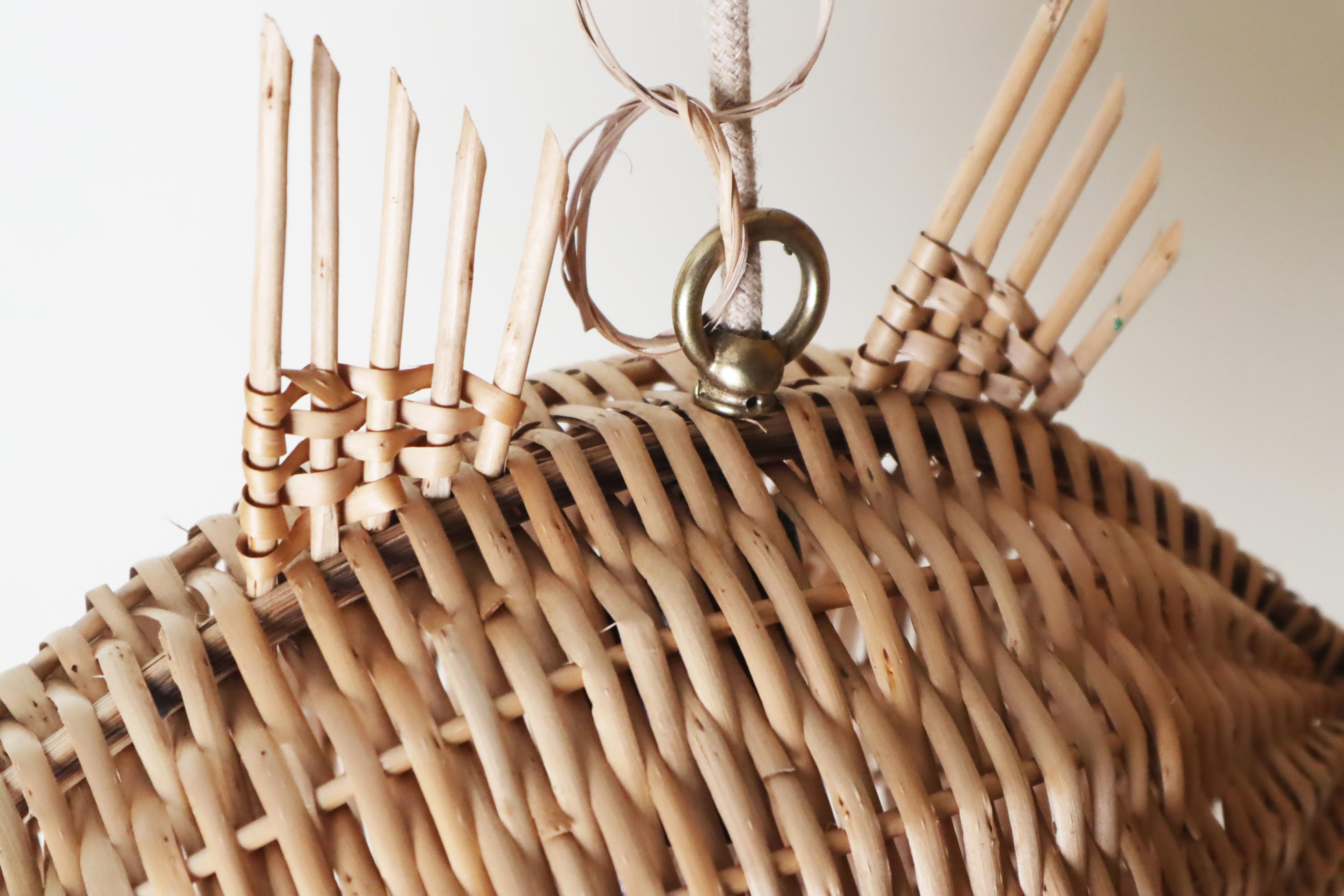 Milieu du XXe siècle Grande lampe suspendue en forme de poisson, tressée en rotin, France, années 1970 en vente