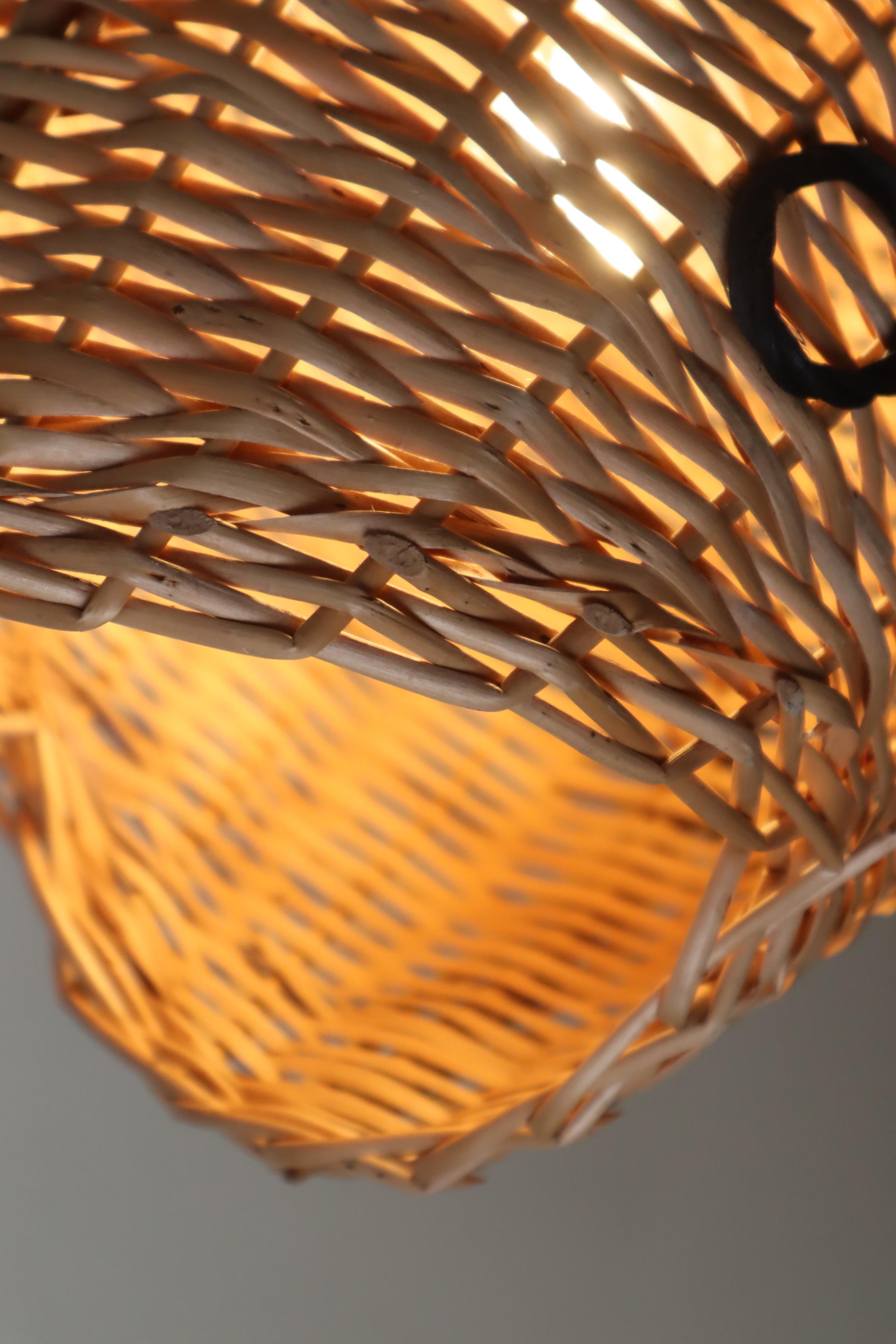 Grande lampe suspendue en forme de poisson, tressée en rotin, France, années 1970 en vente 1