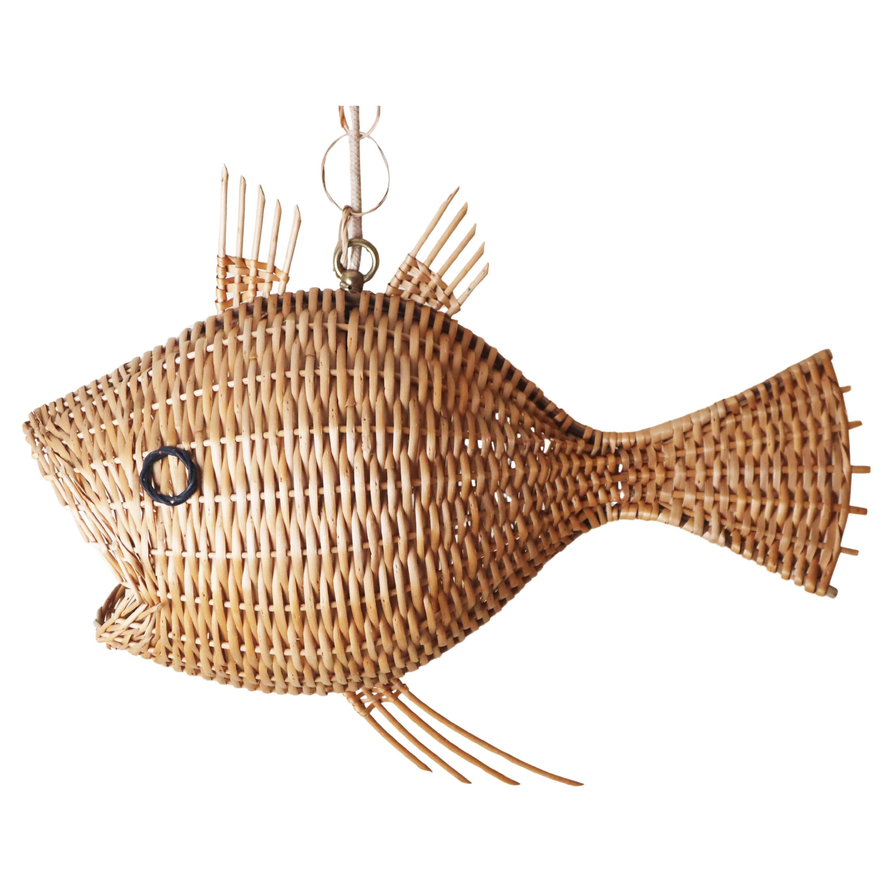 Grande lampe suspendue en forme de poisson, tressée en rotin, France, années 1970 en vente