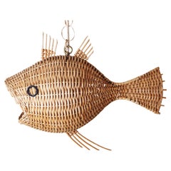 Grande lampe suspendue en forme de poisson, tressée en rotin, France, années 1970