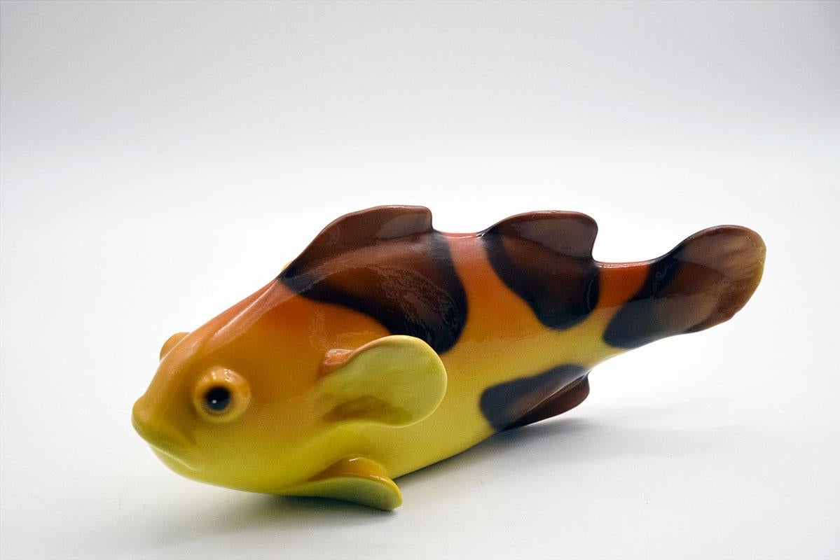 Large glazed ceramic fish Italian production 1960s.
Hand-decorated ceramic with airbrush decoration.
In excellent condition.