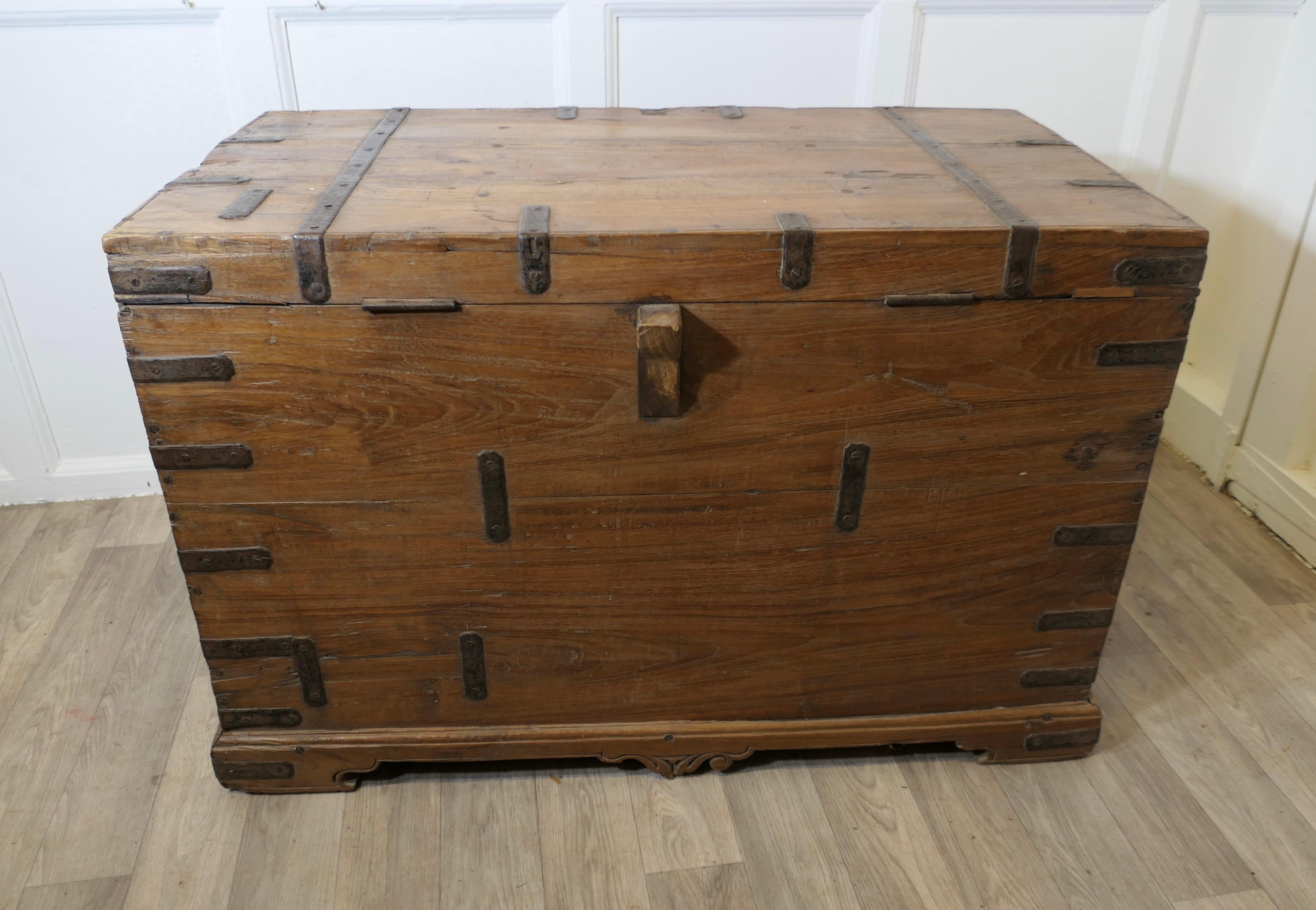 Large Fitted Iron Banded Merchants Chest  This is a large heavy and very strong For Sale 5