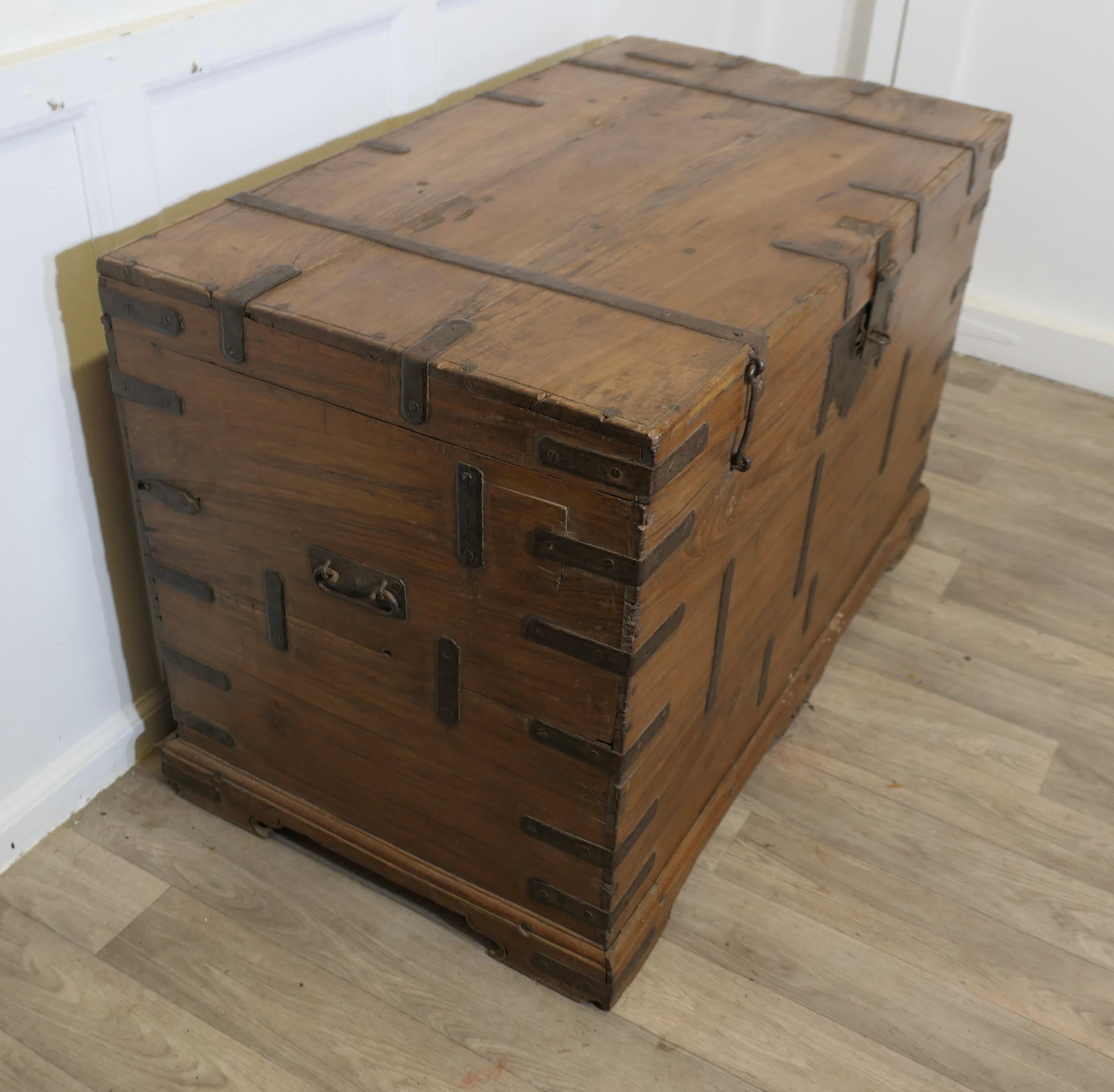 Large Fitted Iron Banded Merchants Chest  This is a large heavy and very strong In Good Condition For Sale In Godshill, Isle of Wight