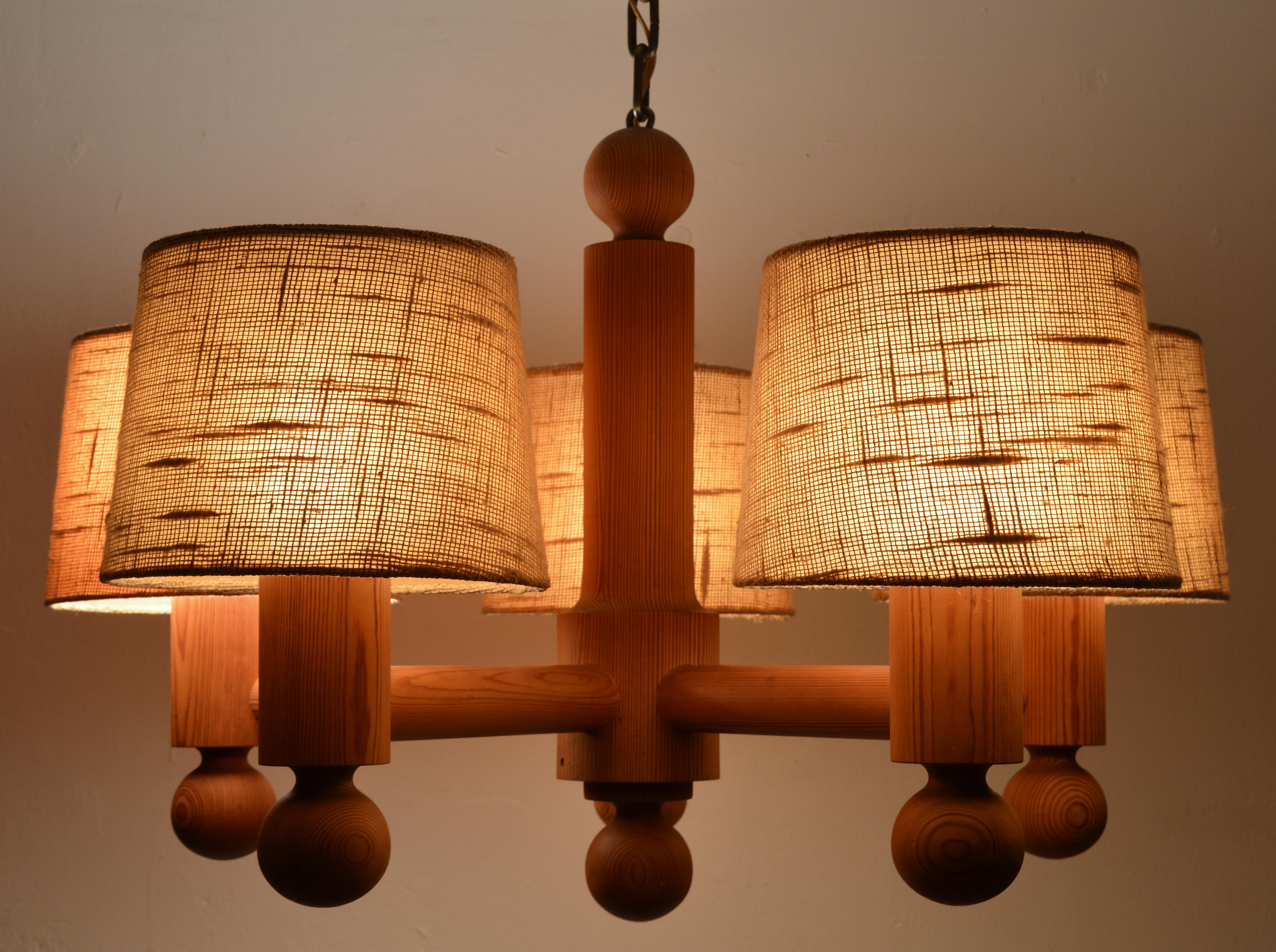‎‎Swedish lighting manufacturer, Luxus gave form to some of the now iconic models that define the “Swedish mid-century style”. This solid pine wood, five-light chandelier was created in this “golden age of Scandinavian design”, a period that saw the