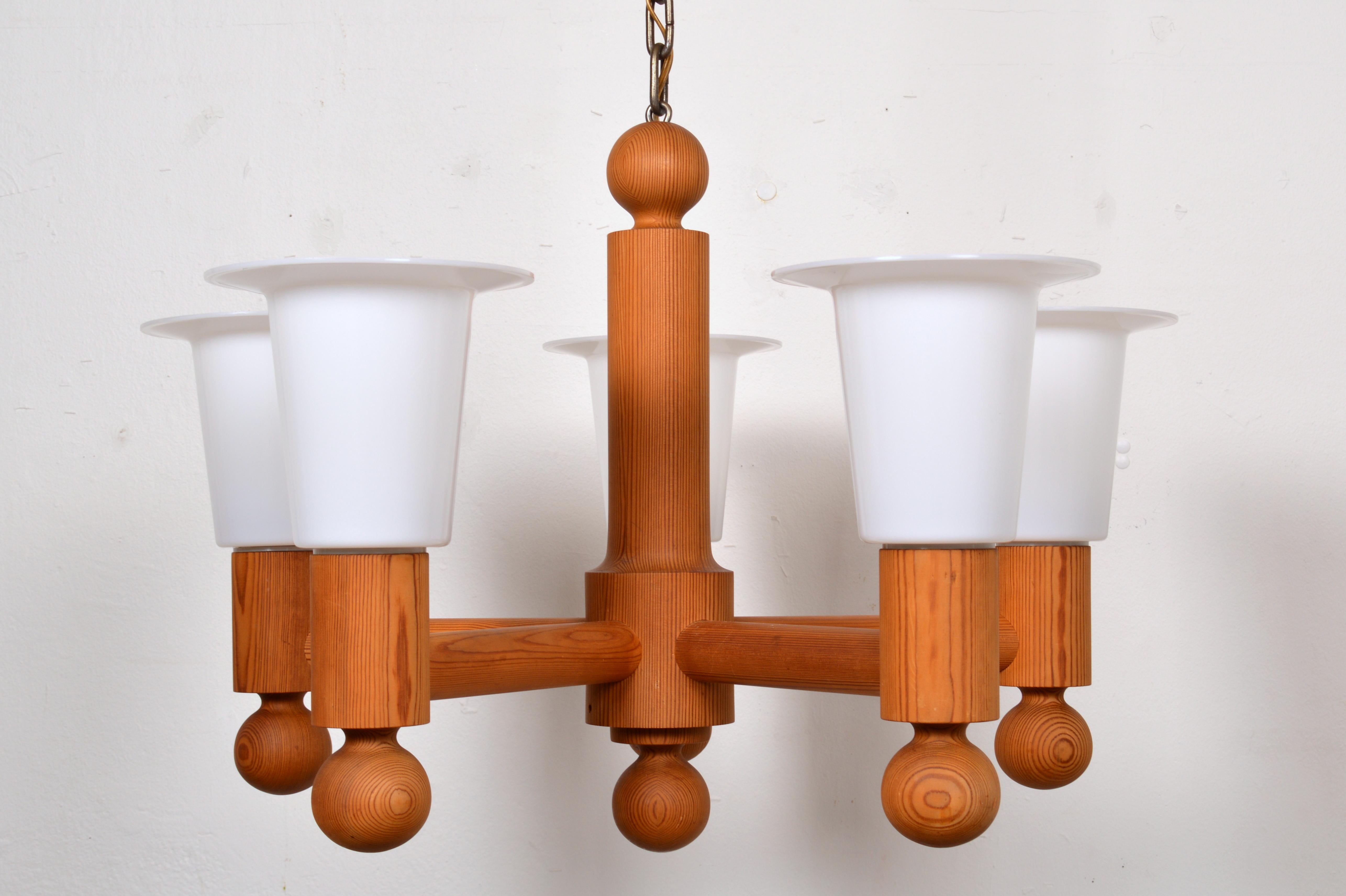 Large Five Arm Solid Pine Chandelier with Fabric Shades by Luxus Sweden, 1960s In Good Condition For Sale In Stockholm, SE