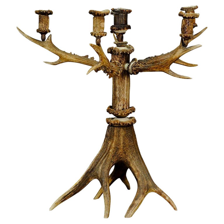 Grand chandelier en bois de cerf à cinq bras, décor de la Cabine, 1880 En  vente sur 1stDibs