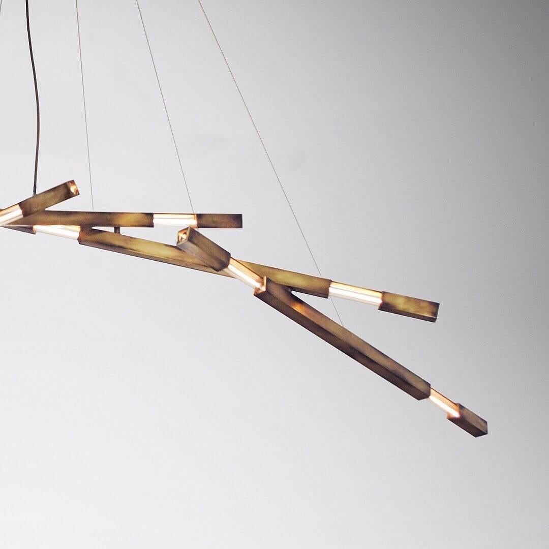 Americano Lampadario contemporaneo a cinque rami con ferramenta dinamica in ottone in vendita