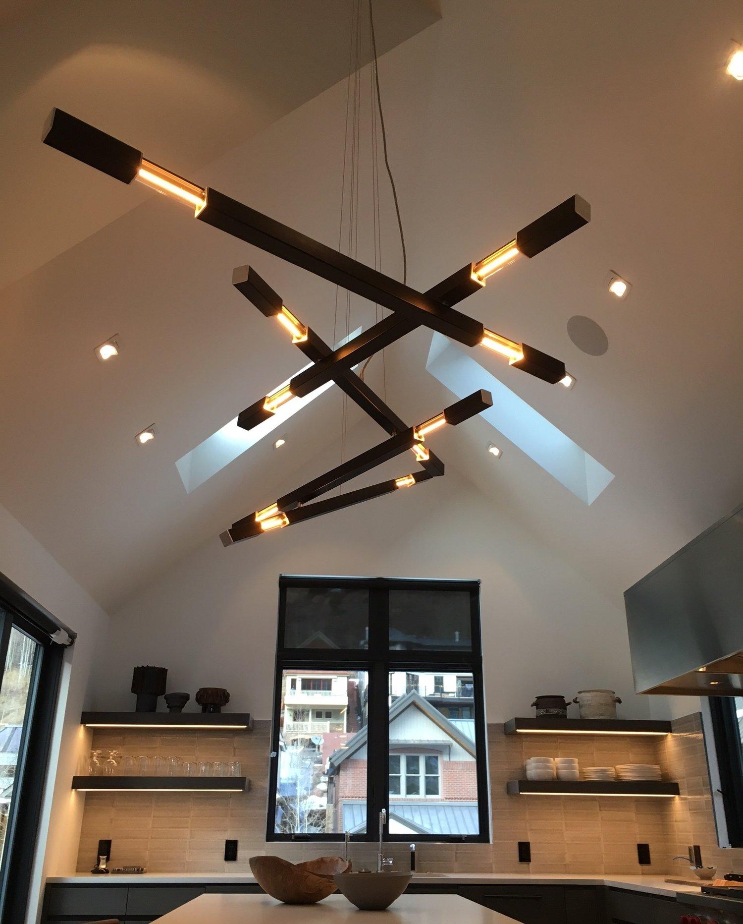 Lampadario contemporaneo a cinque rami con ferramenta dinamica in ottone in vendita 3