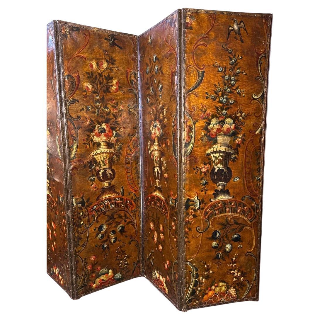 Grande paravento olandese in pelle Chinoiserie del XVIII secolo. Il paravento è composto da cinque pannelli dipinti con fiori in urne, con rifiniture a testa di chiodo e cornice in legno. Ogni pannello presenta urne uniche dipinte a mano con fiori e