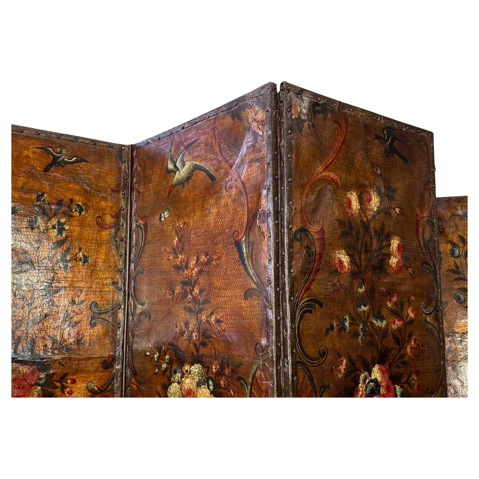 Barocco Paravento grande a cinque pannelli in pelle olandese Chinoiserie in vendita