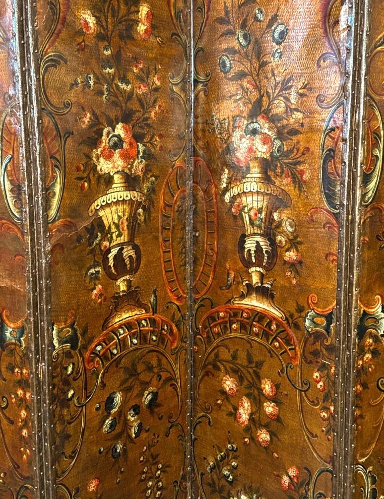 Olandese Paravento grande a cinque pannelli in pelle olandese Chinoiserie in vendita