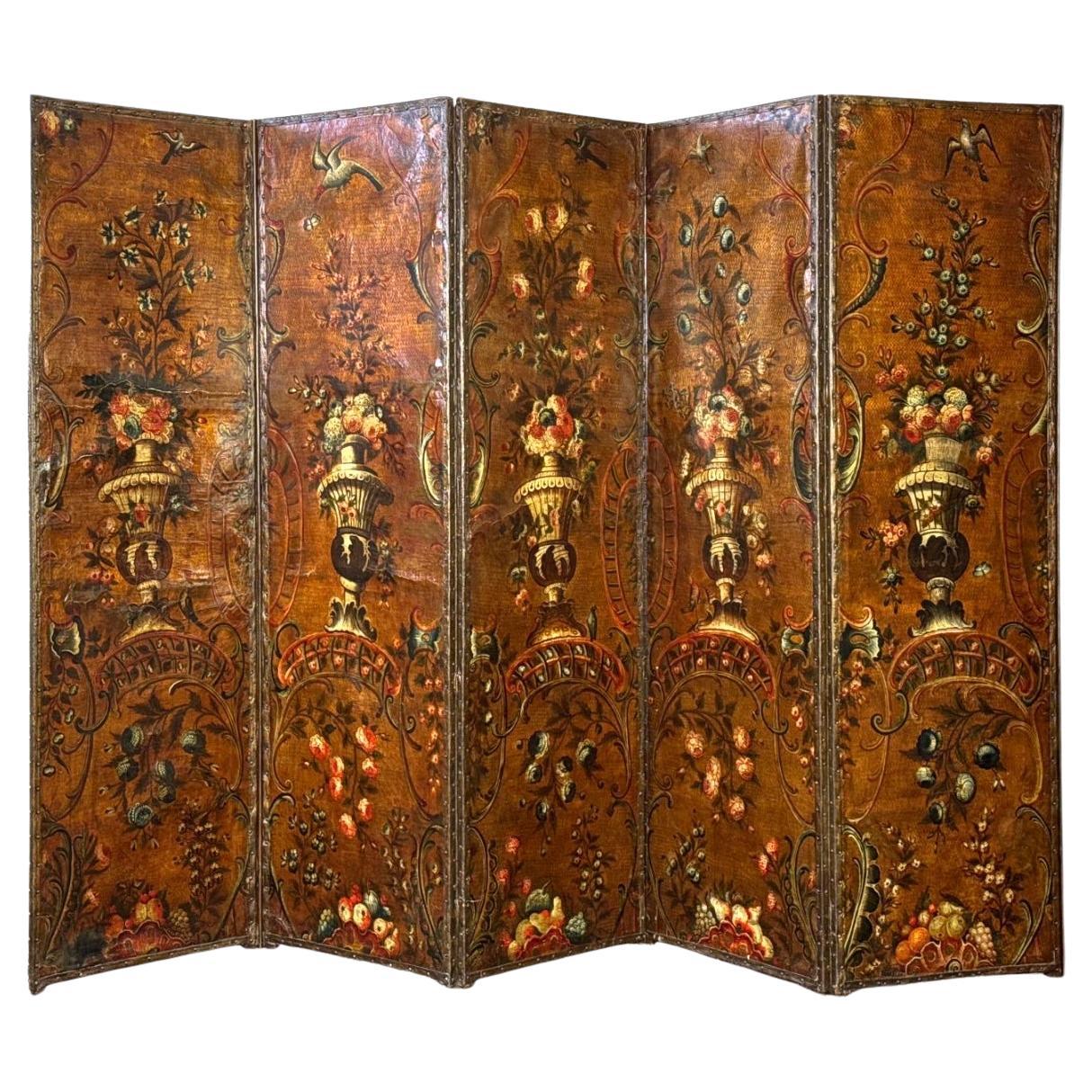Fino al XVIII secolo Paravento grande a cinque pannelli in pelle olandese Chinoiserie in vendita
