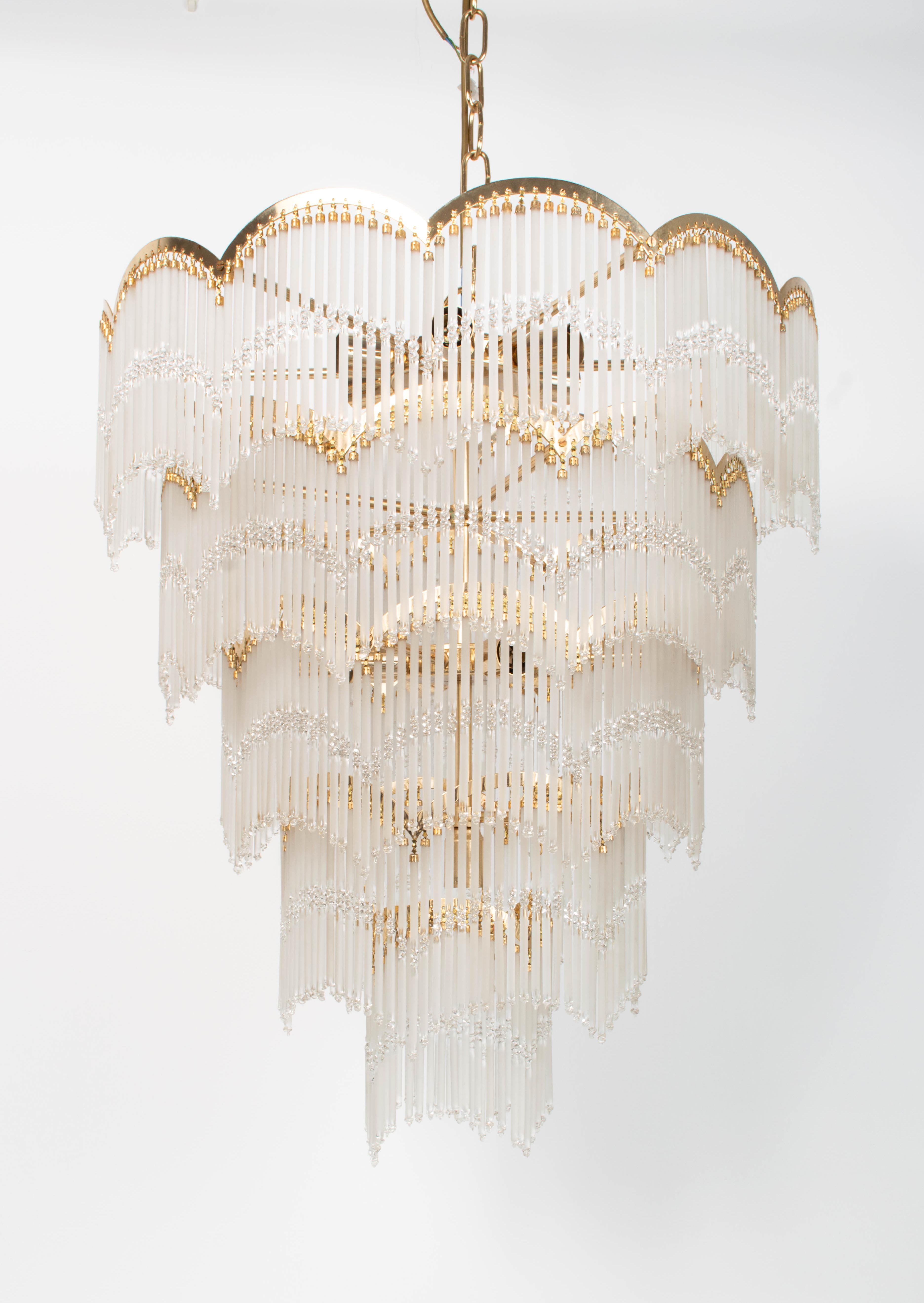 Grande lampadario a cascata a cinque livelli in vetro smerigliato Inghilterra, 1970 ca. in vendita 4