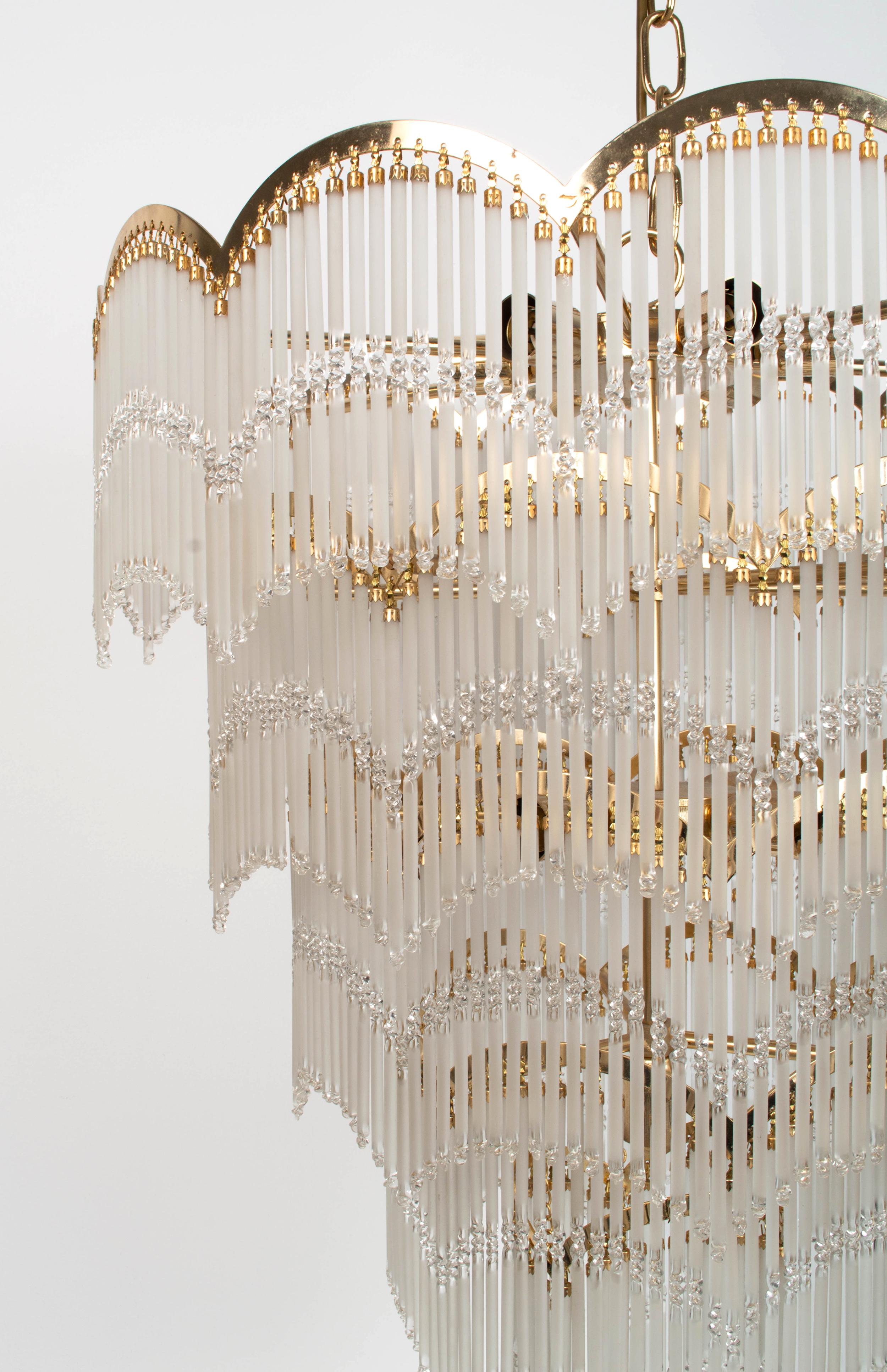 Hollywood Regency Grande lampadario a cascata a cinque livelli in vetro smerigliato Inghilterra, 1970 ca. in vendita