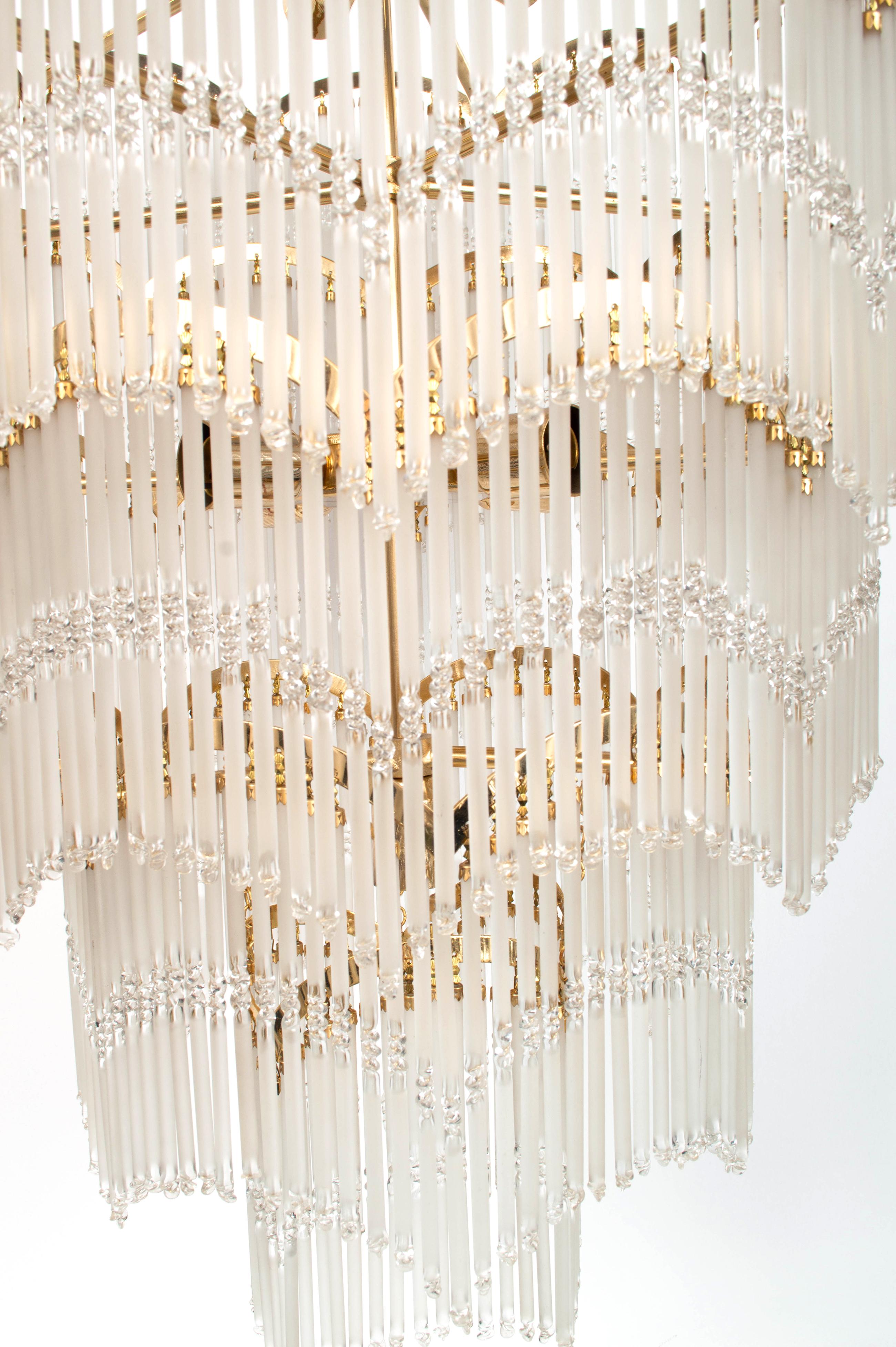 Grande lampadario a cascata a cinque livelli in vetro smerigliato Inghilterra, 1970 ca. In condizioni ottime in vendita a London, GB