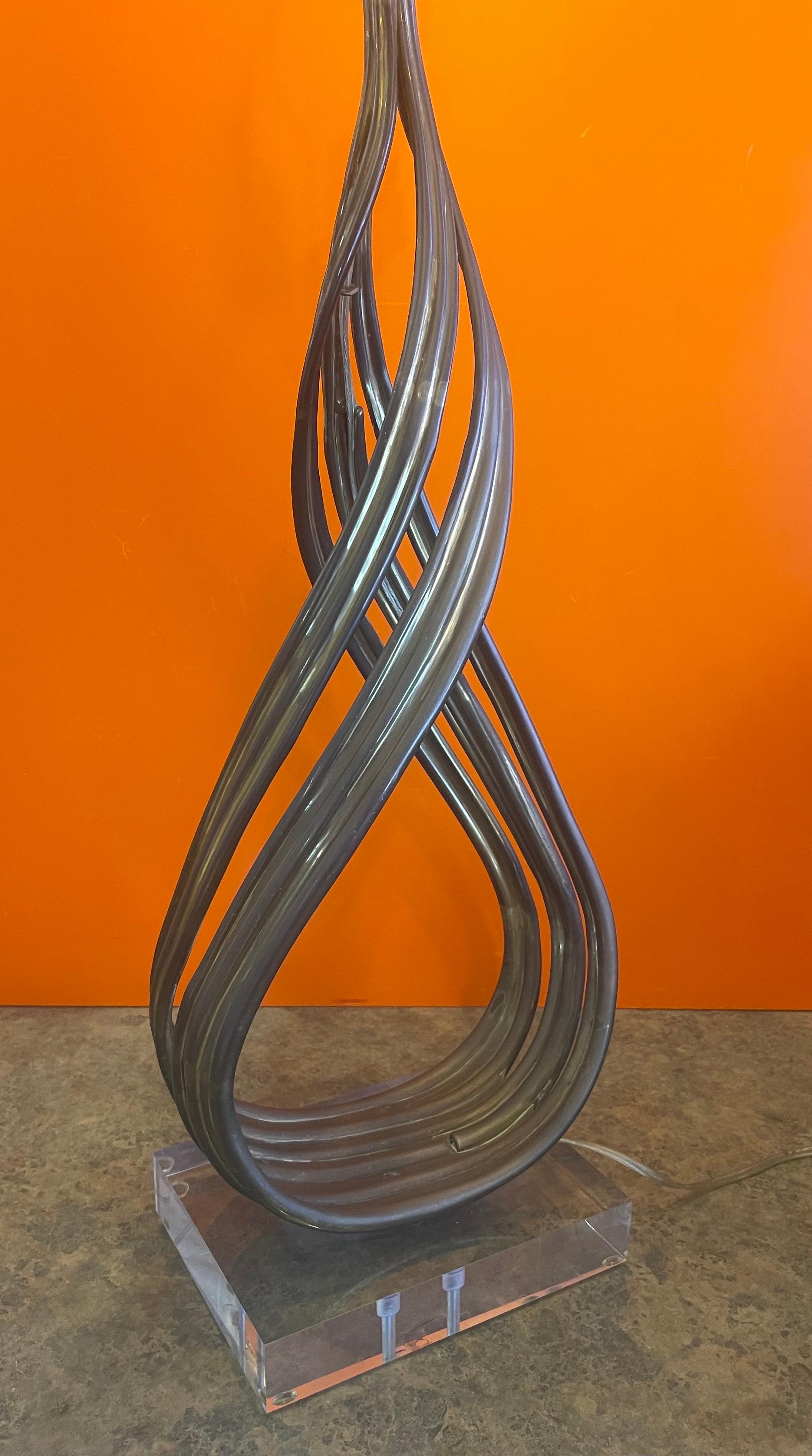 Große Tischlampe „Flame“ aus Bronze auf Lucite-Sockel von E.F. Chapman-Studios im Angebot 4