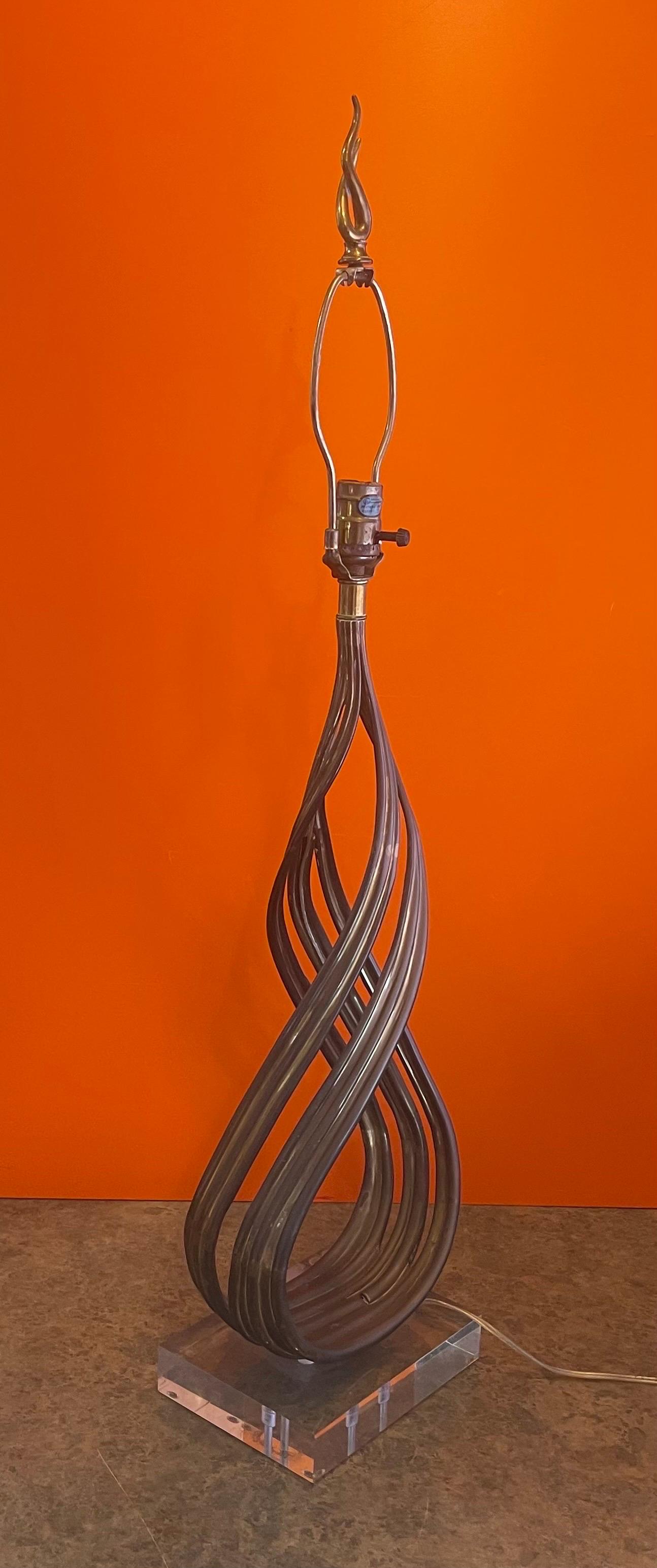 Große Tischlampe „Flame“ aus Bronze auf Lucite-Sockel von E.F. Chapman-Studios (Moderne der Mitte des Jahrhunderts) im Angebot