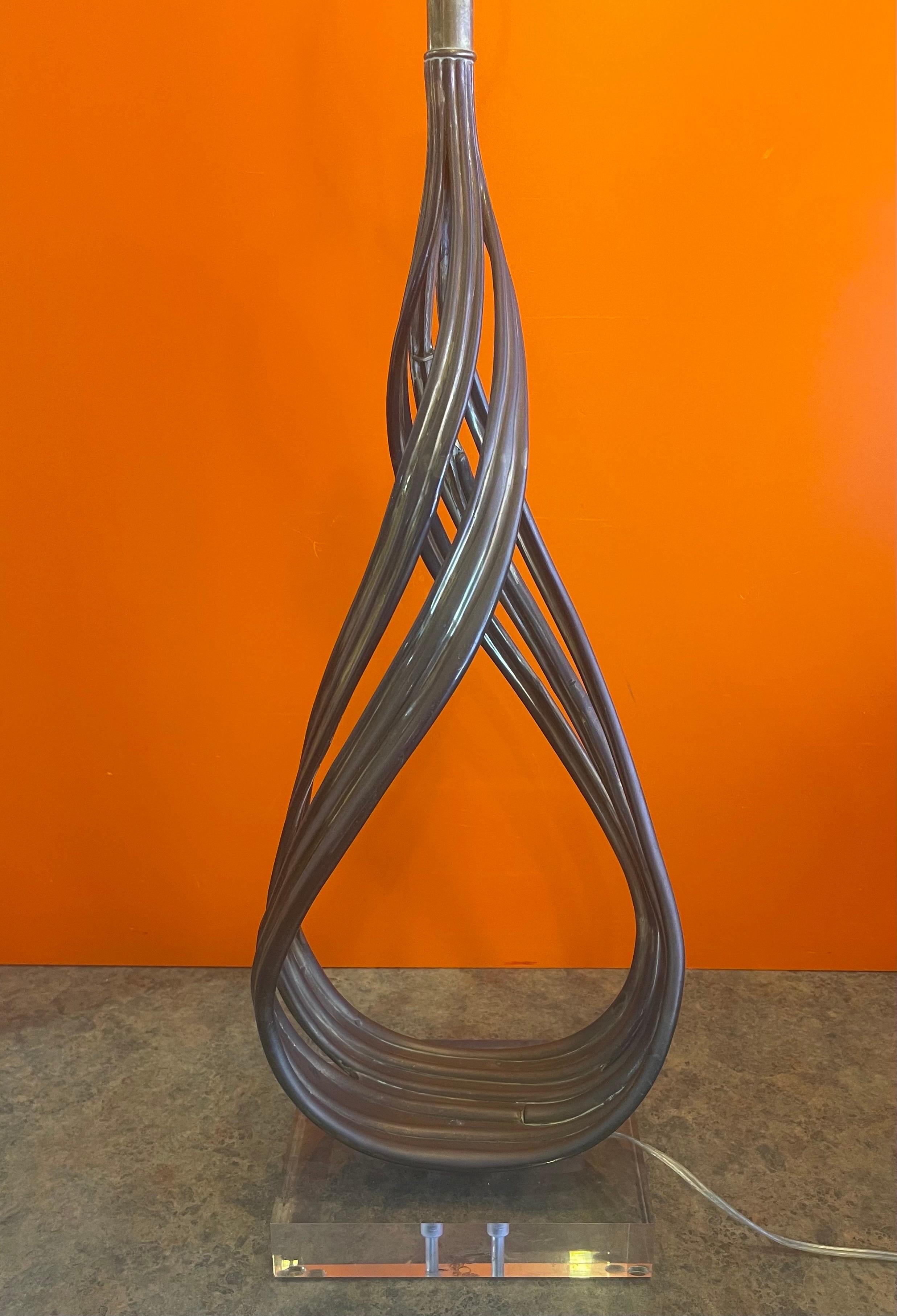 Große Tischlampe „Flame“ aus Bronze auf Lucite-Sockel von E.F. Chapman-Studios im Angebot 3