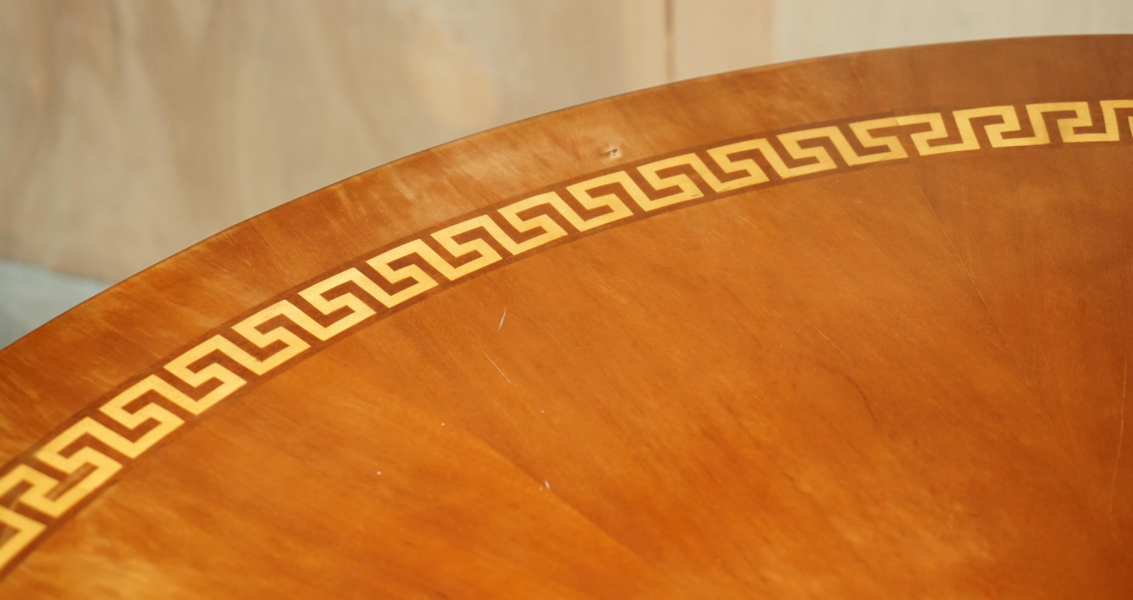 LARGE FLAMED HARDWOOD 6-8 PERSON ROUND DiNING TABLE WITH GREEK KEY DESIGN INLAY For Sale 7