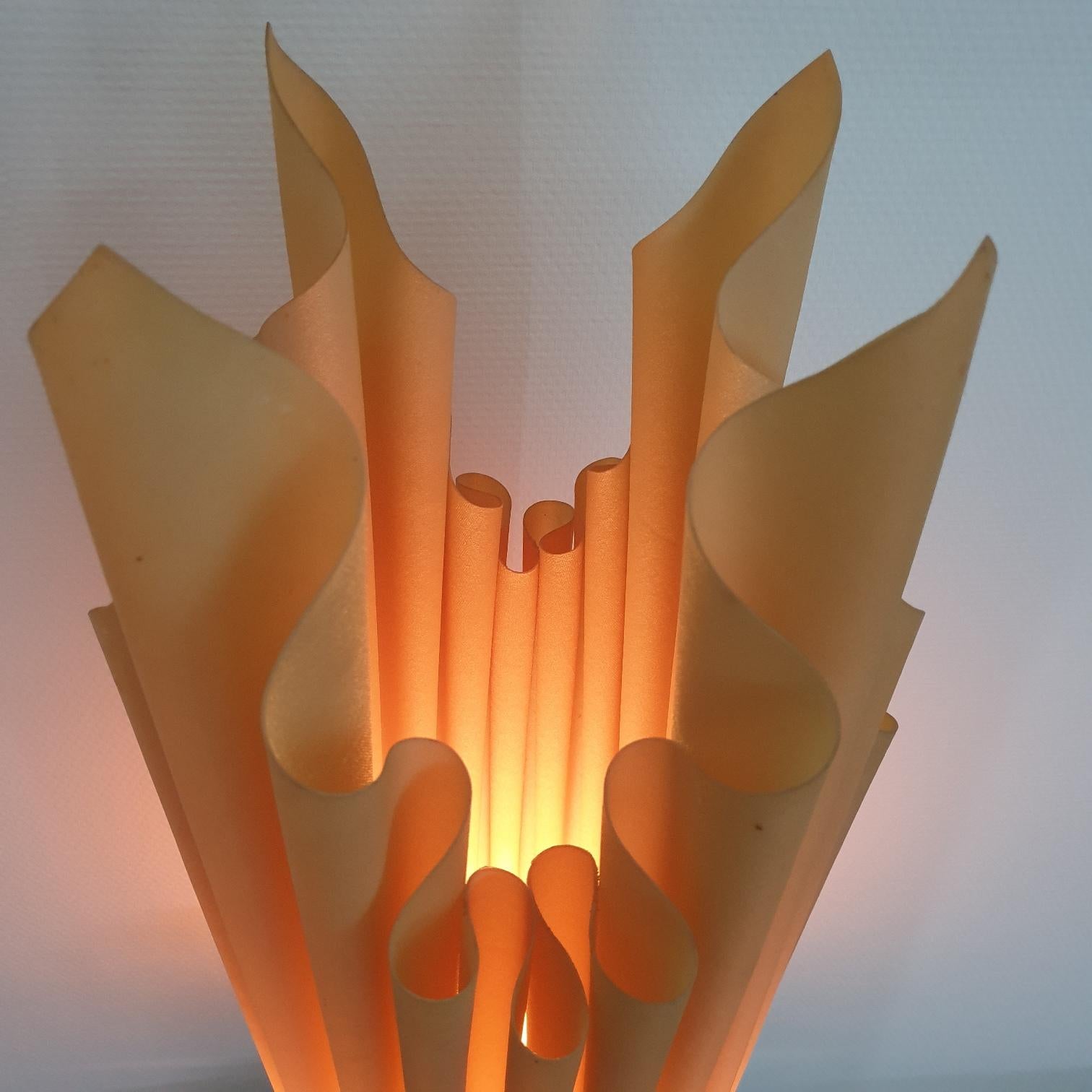 Large table lamp by Georgia Jacob, 1970s.
Inspired by the shapes of a flaming torch.
With one E27 fitting.