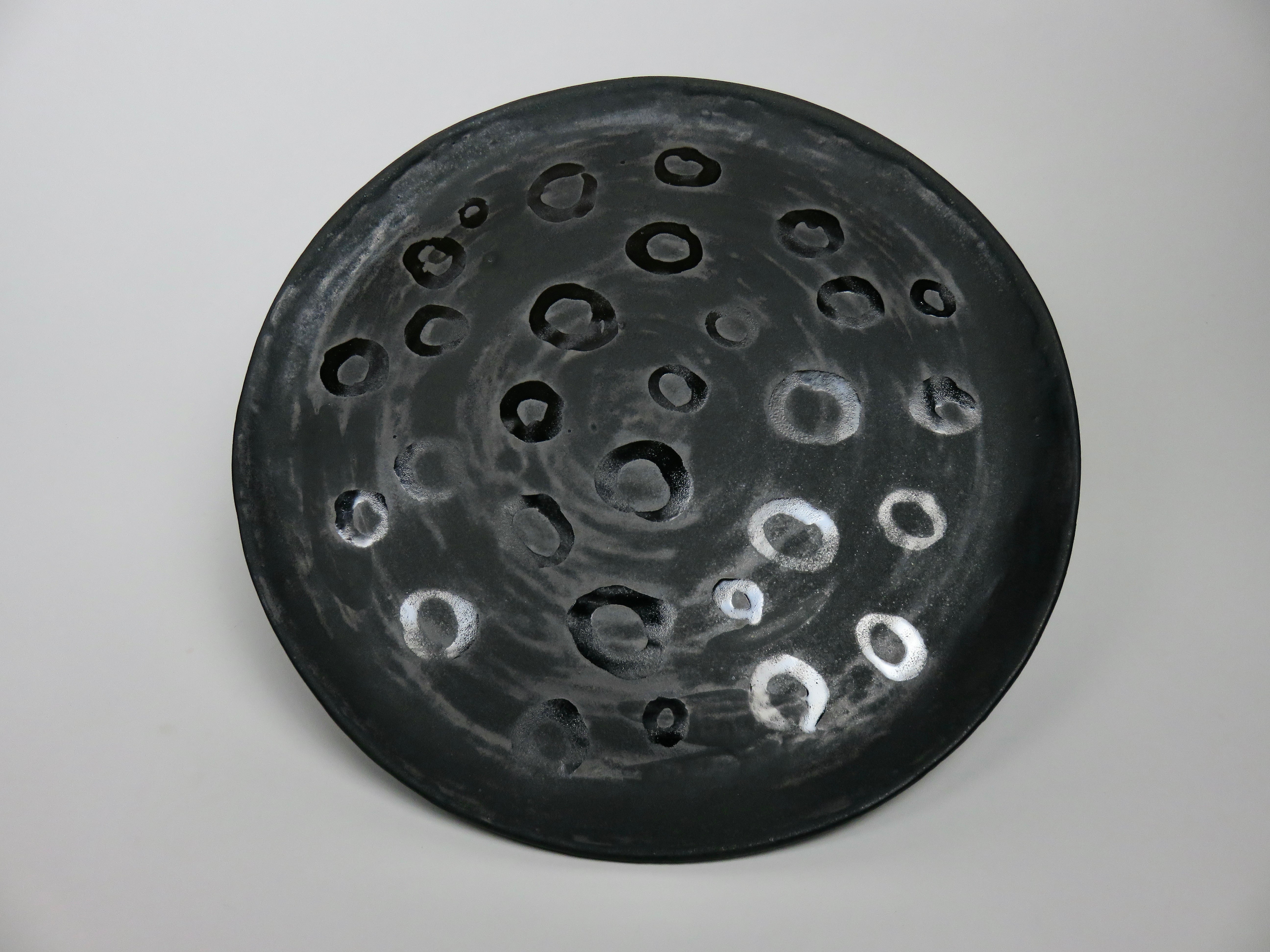 Das perfekte Hochzeitsgeschenk!
Ein vollständig handgefertigter Keramikteller aus dunklem Ton mit schwarzer Glasur und metallisch schwarzer, handgemalter Dekoration.  Dies ist eine einzigartige Kreation, die von der Künstlerin Helena Starcevic in