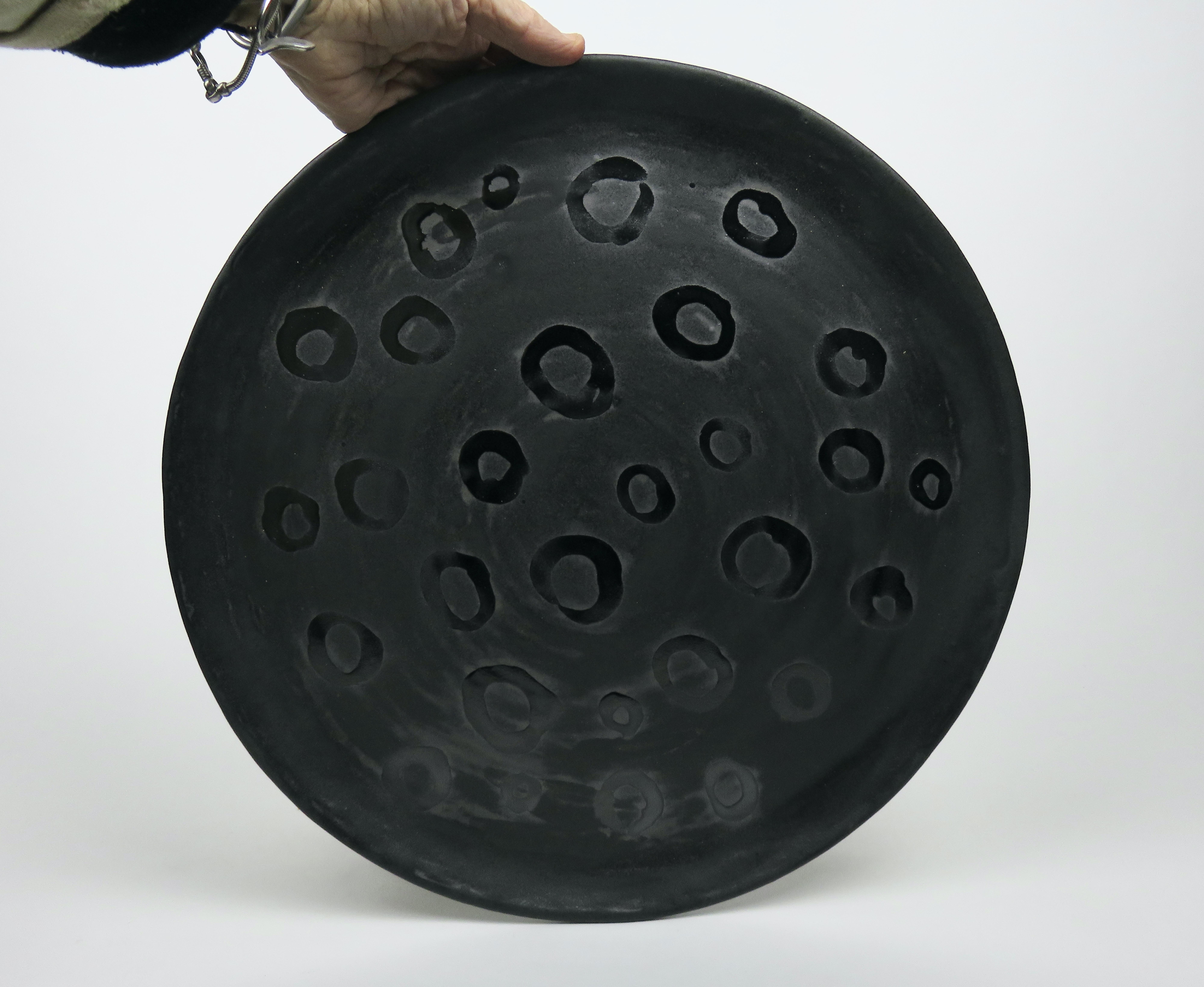 Organique Grand plateau plat en céramique noir plat fabriqué à la main avec détails métalliques en vente