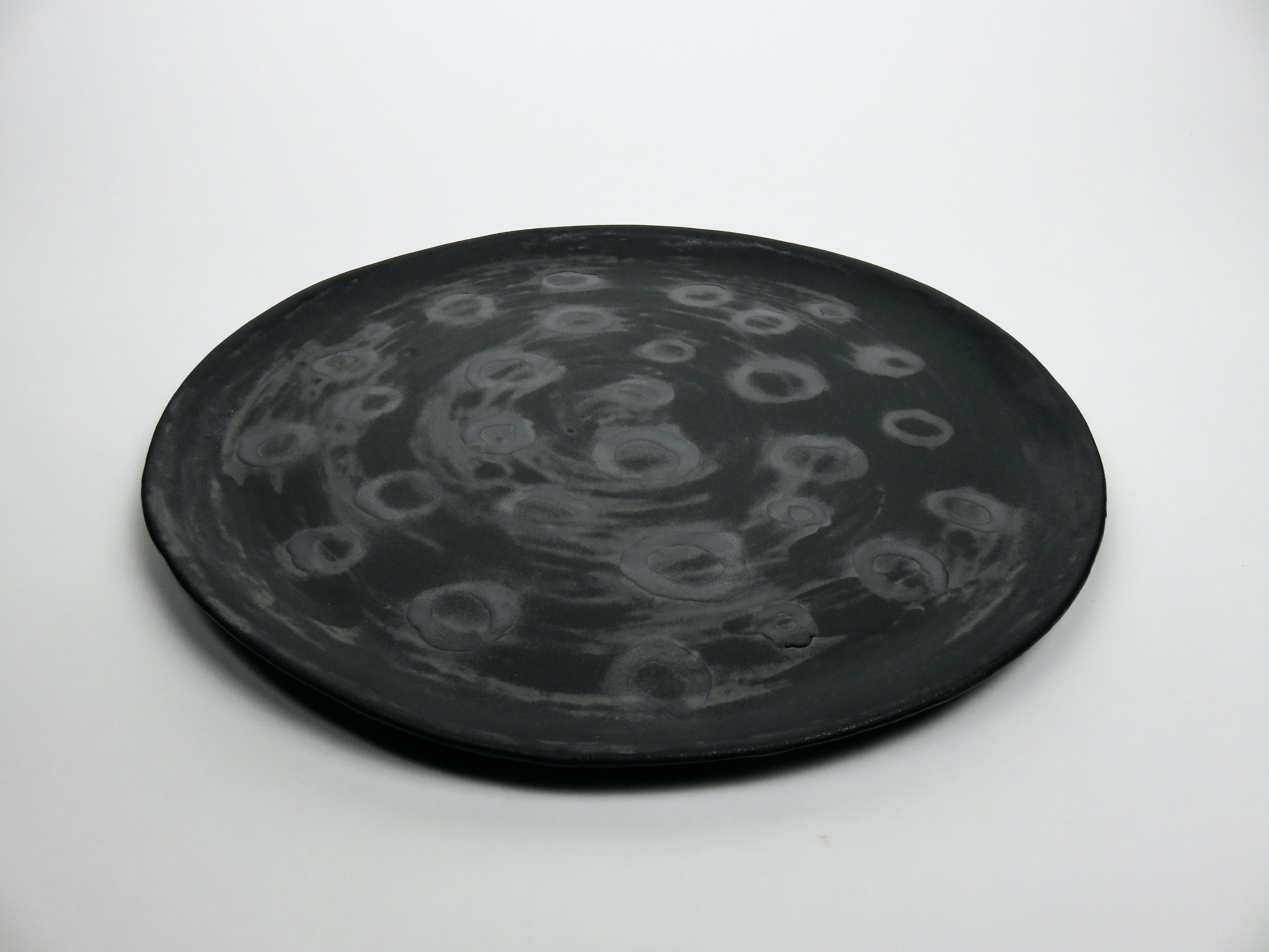 Große flache, schwarze, handgefertigte Keramikplatte mit Metalldetails (amerikanisch) im Angebot