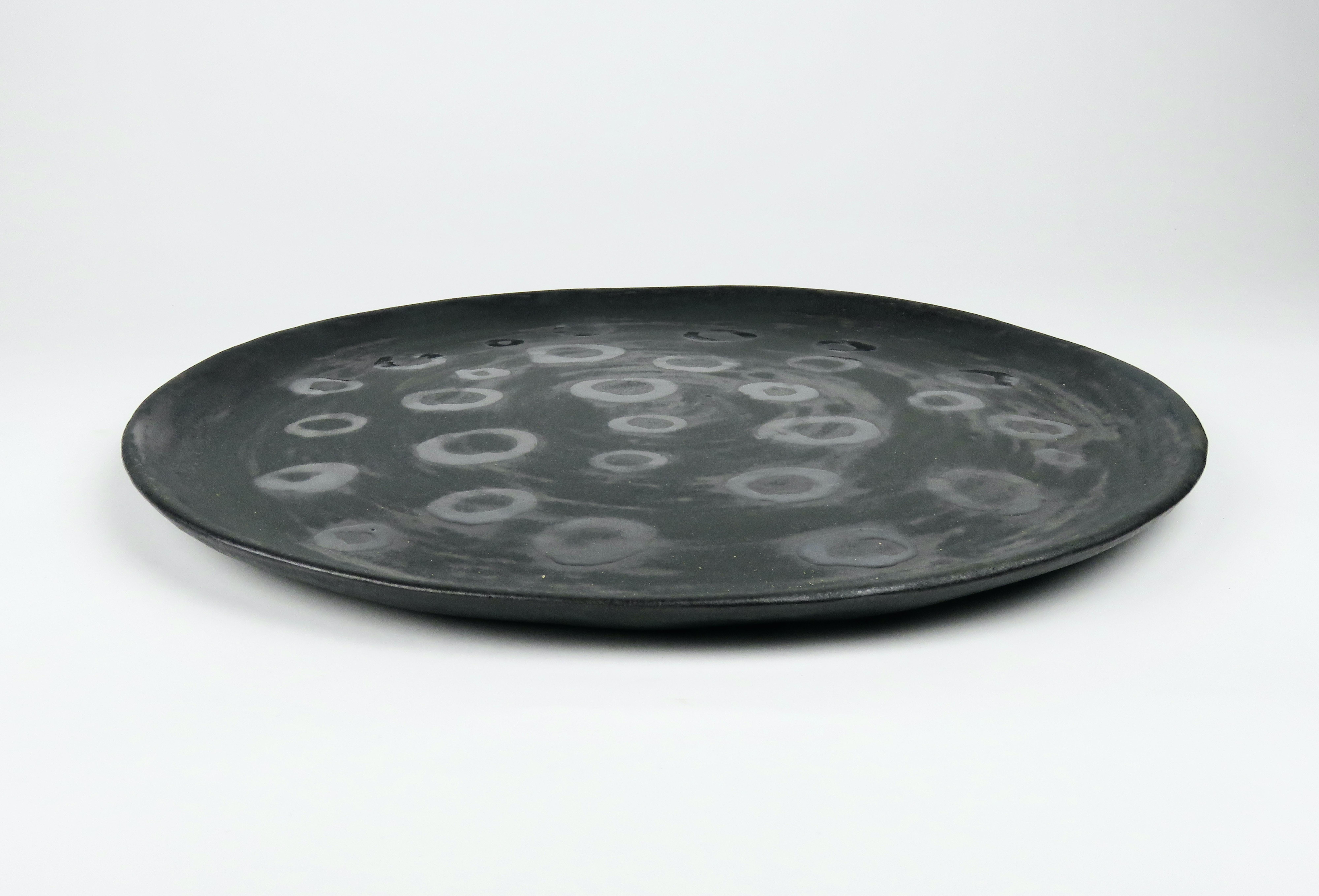 Fait main Grand plateau plat en céramique noir plat fabriqué à la main avec détails métalliques en vente